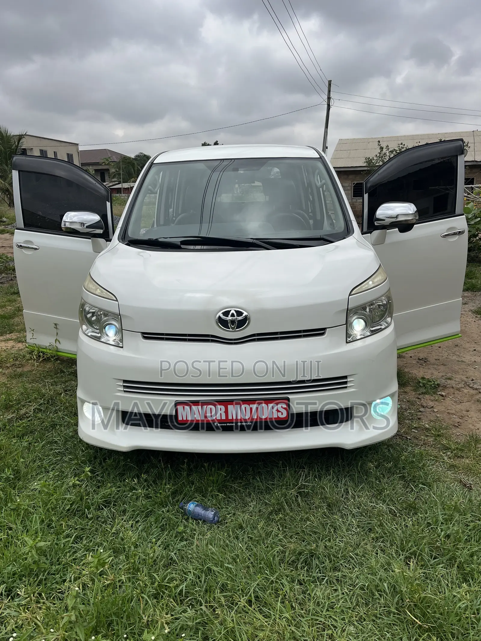 Toyota Voxy X L Edition 4WD 8-Seater 2010 White