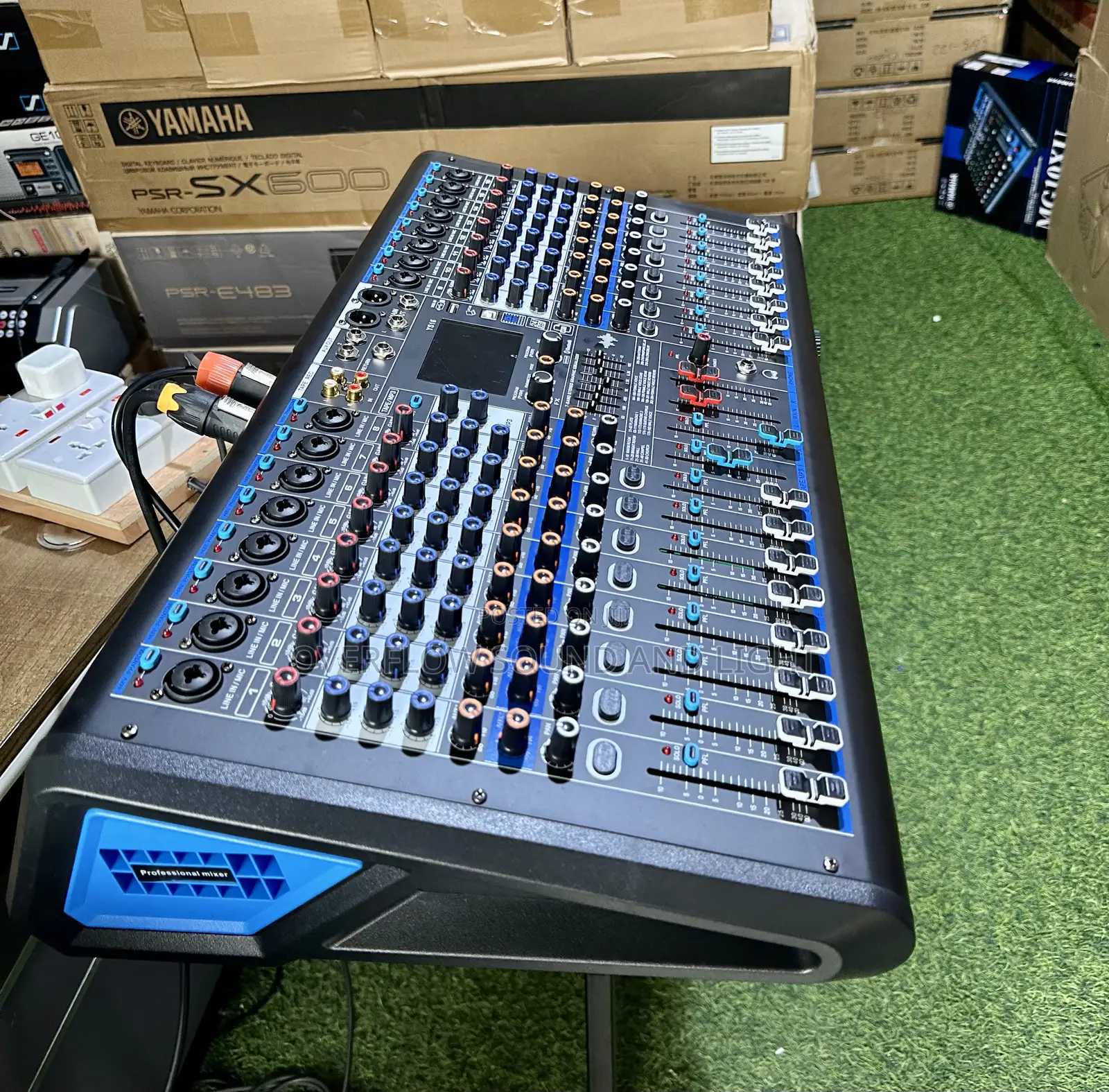 Yamaha YS16 16 Channels Powered Mixer With DSP Effect