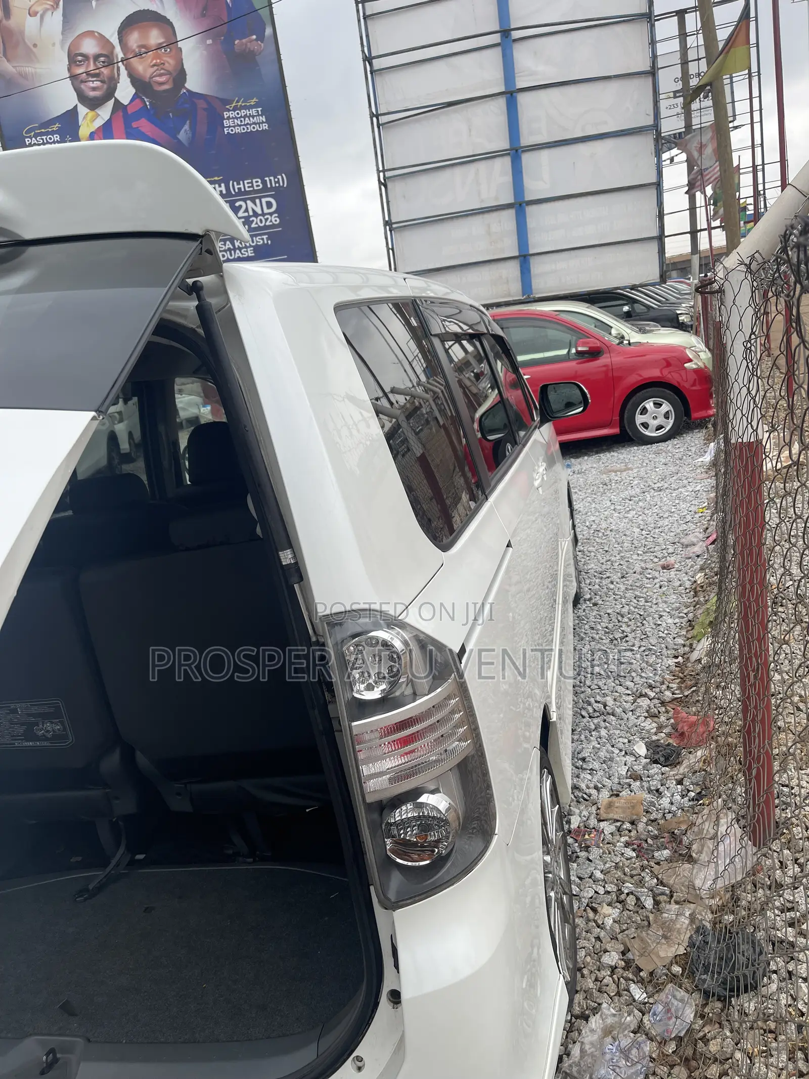 Toyota Voxy Z 2WD 8-Seater 2010 White