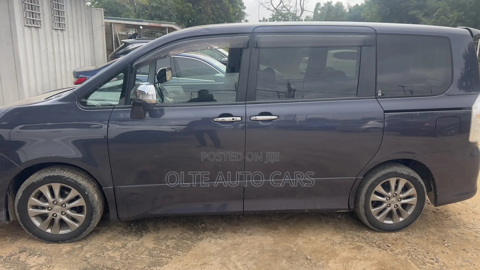 Toyota Voxy V 2WD 8-Seater 2011 Blue