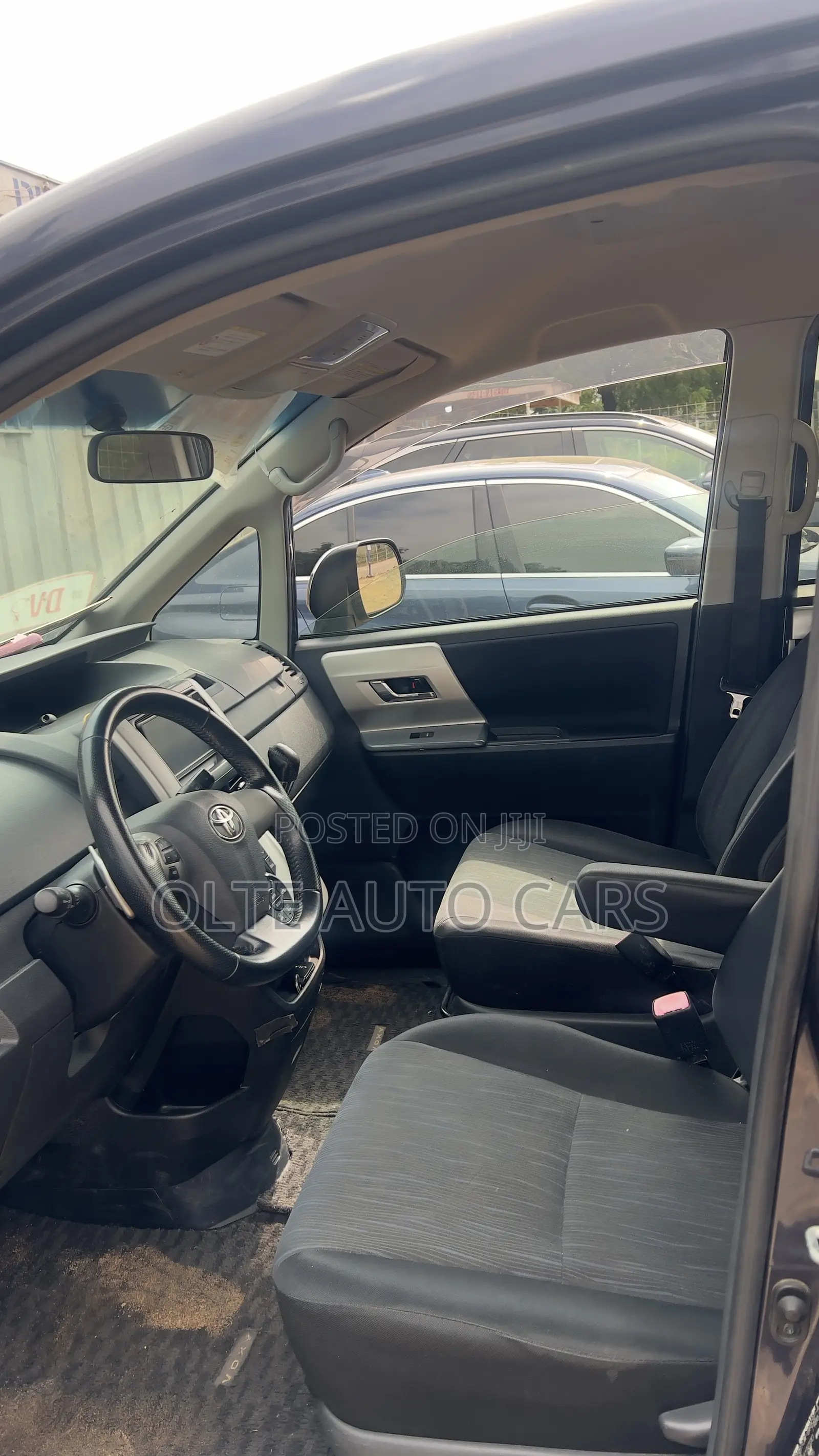 Toyota Voxy V 2WD 8-Seater 2011 Blue