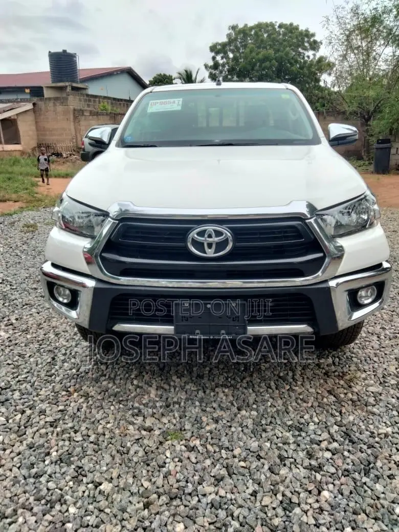 Toyota Hilux 2025 White