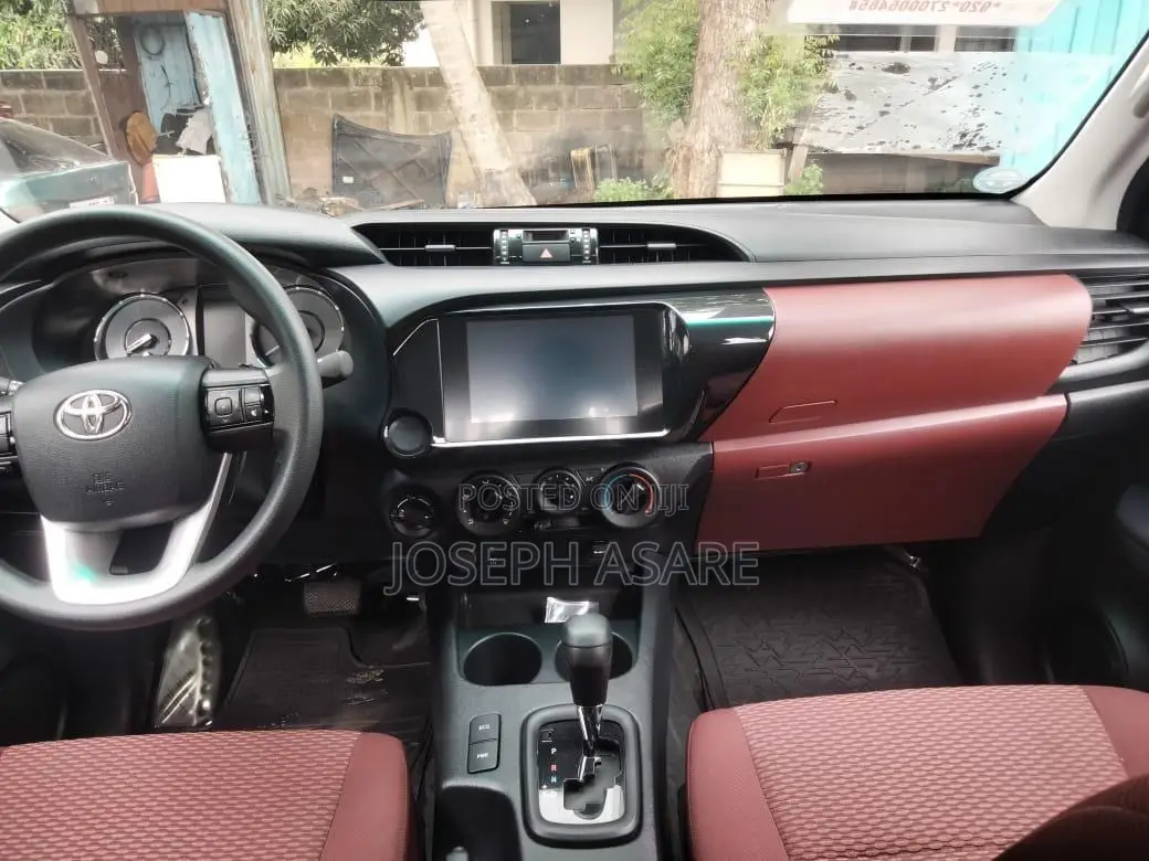 Toyota Hilux 2025 White