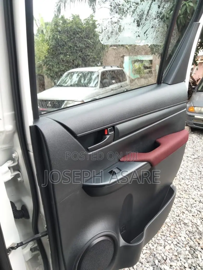Toyota Hilux 2025 White