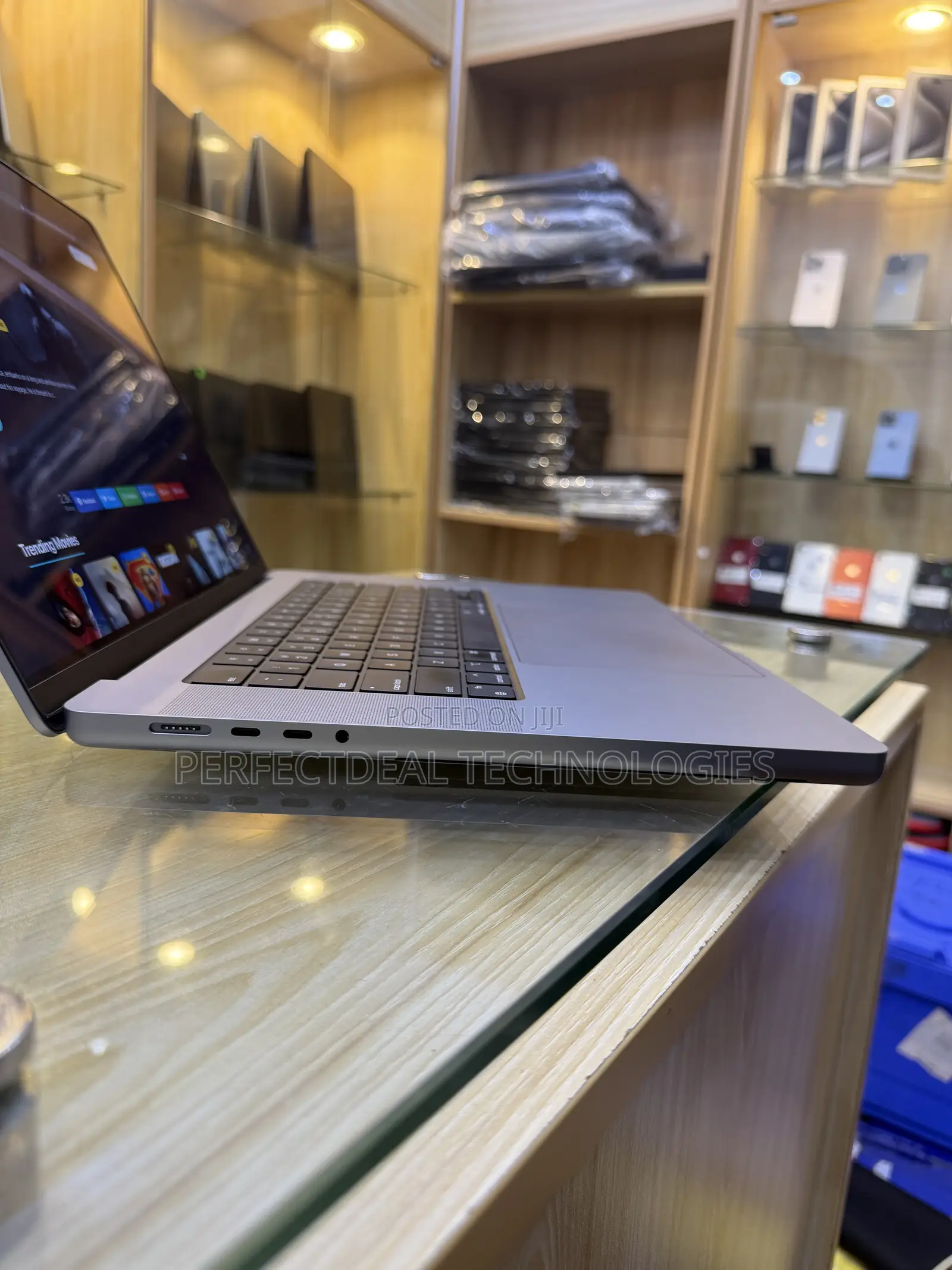 New Laptop Apple MacBook Pro 2021 M1 16GB Apple M1 Pro SSHD (Hybrid) 1T