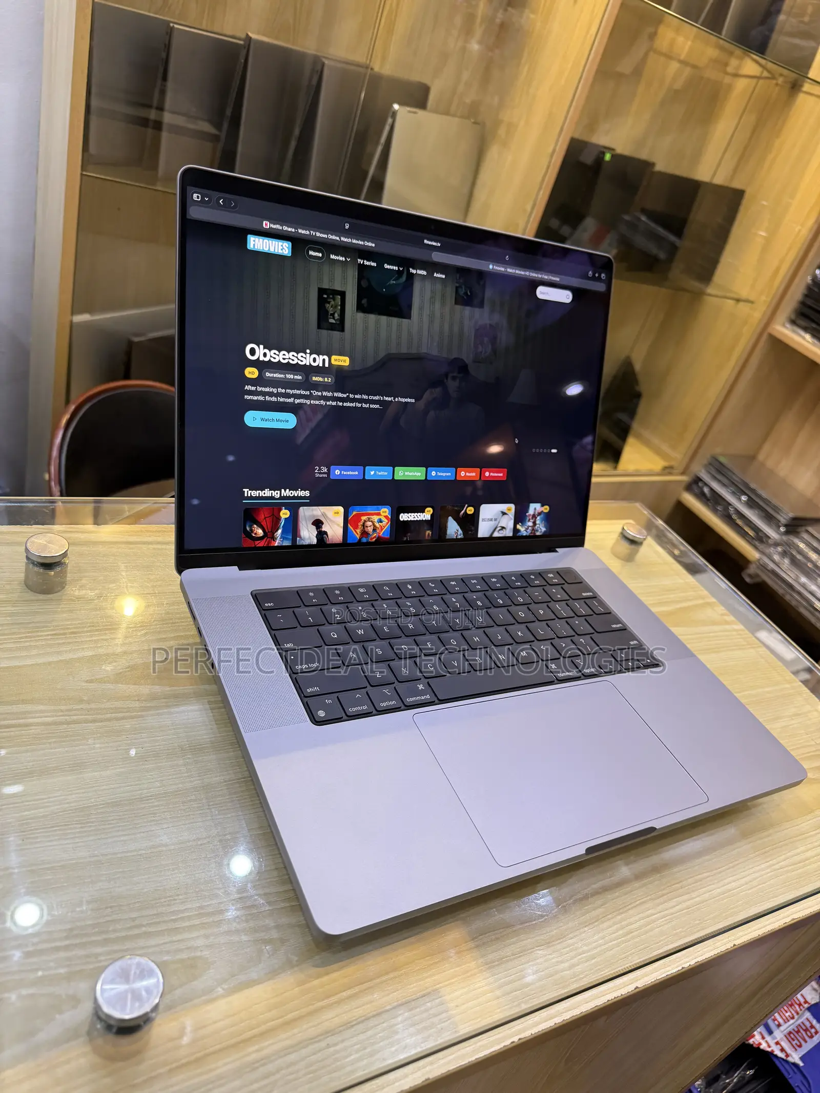 New Laptop Apple MacBook Pro 2021 M1 16GB Apple M1 Pro SSHD (Hybrid) 1T