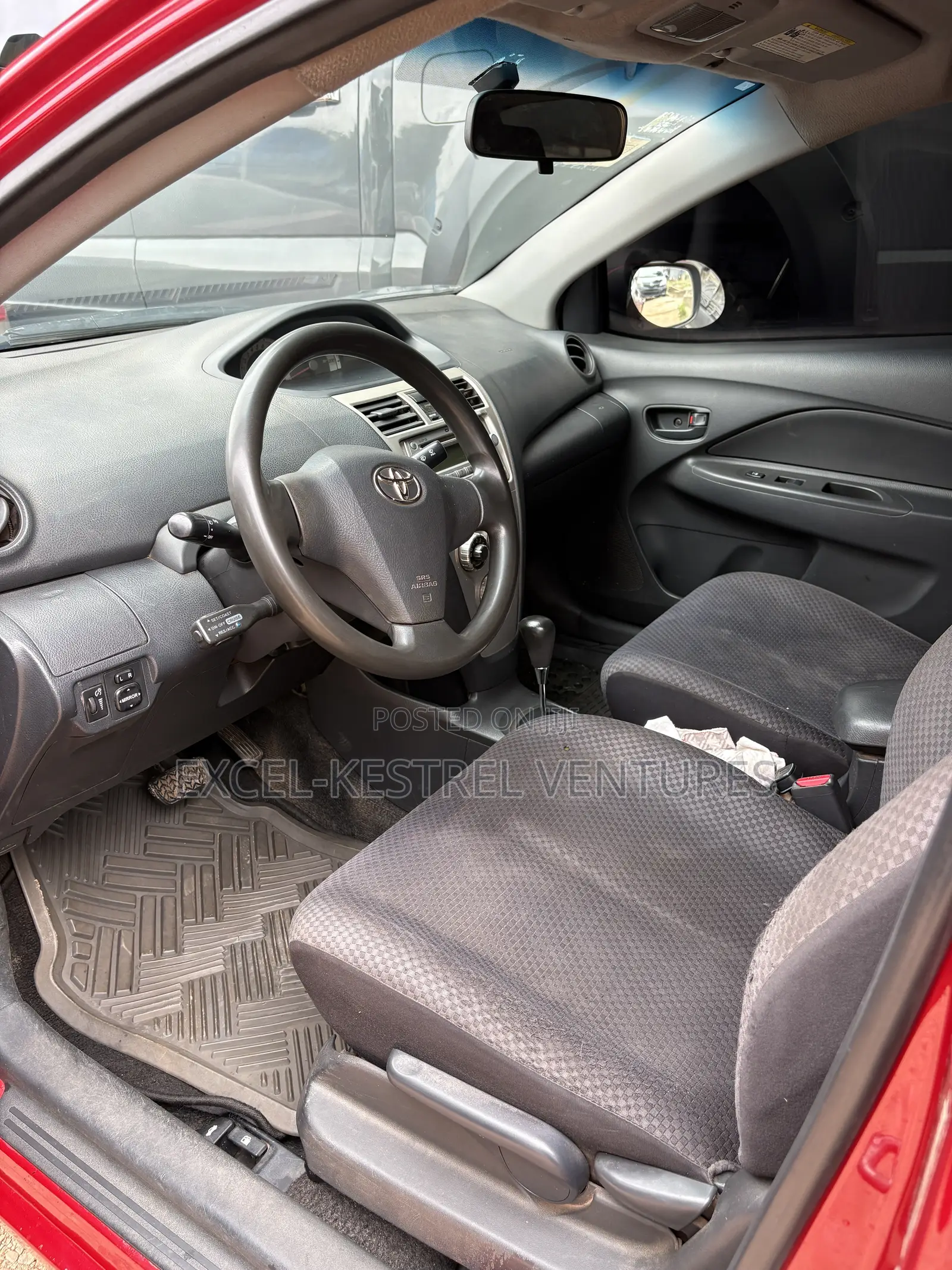 Toyota Yaris Base Sedan 4dr 2010 Red