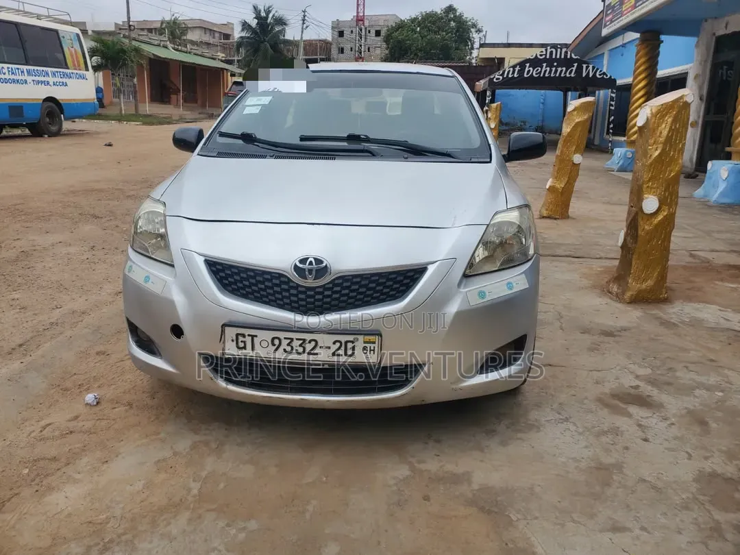 Toyota Yaris Base Sedan 4dr 2010 Silver