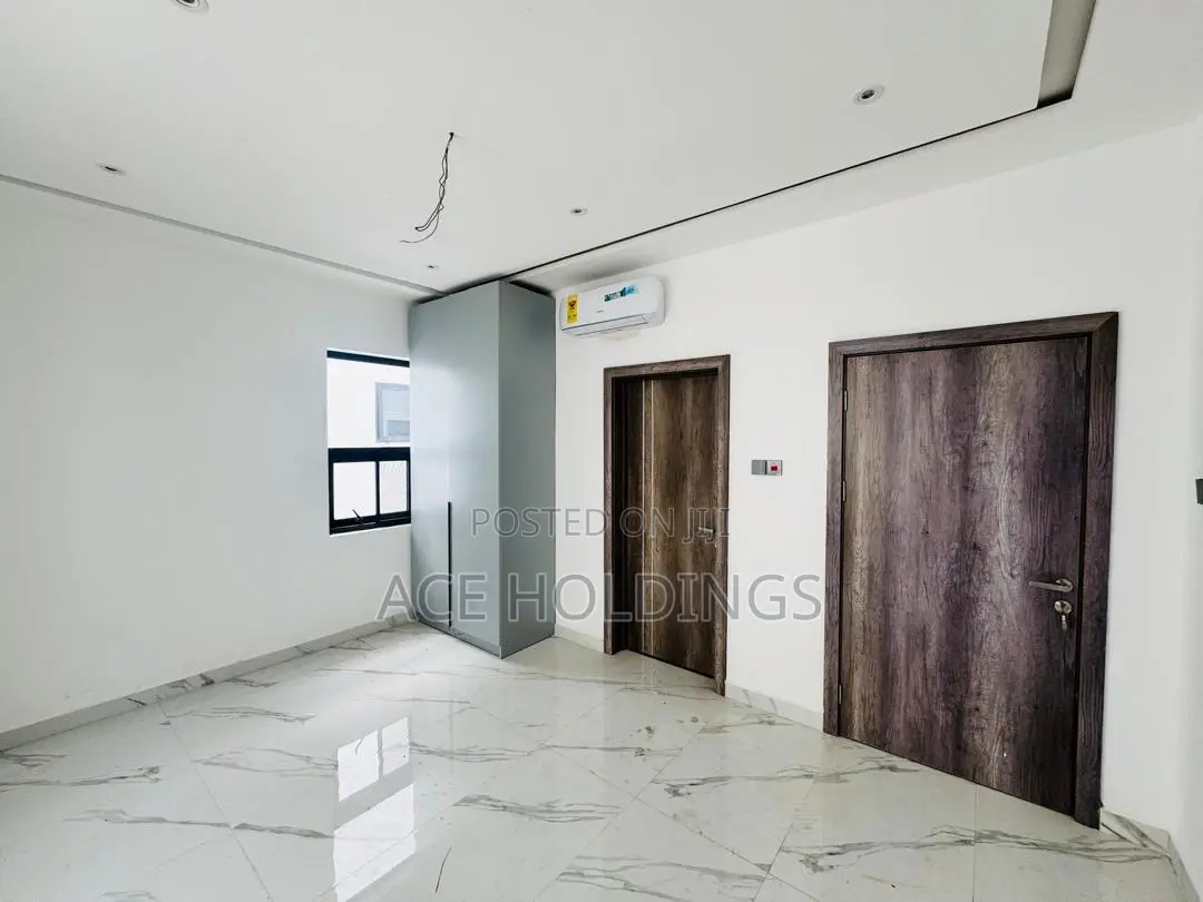 4bdrm Mansion in School Junction for sale