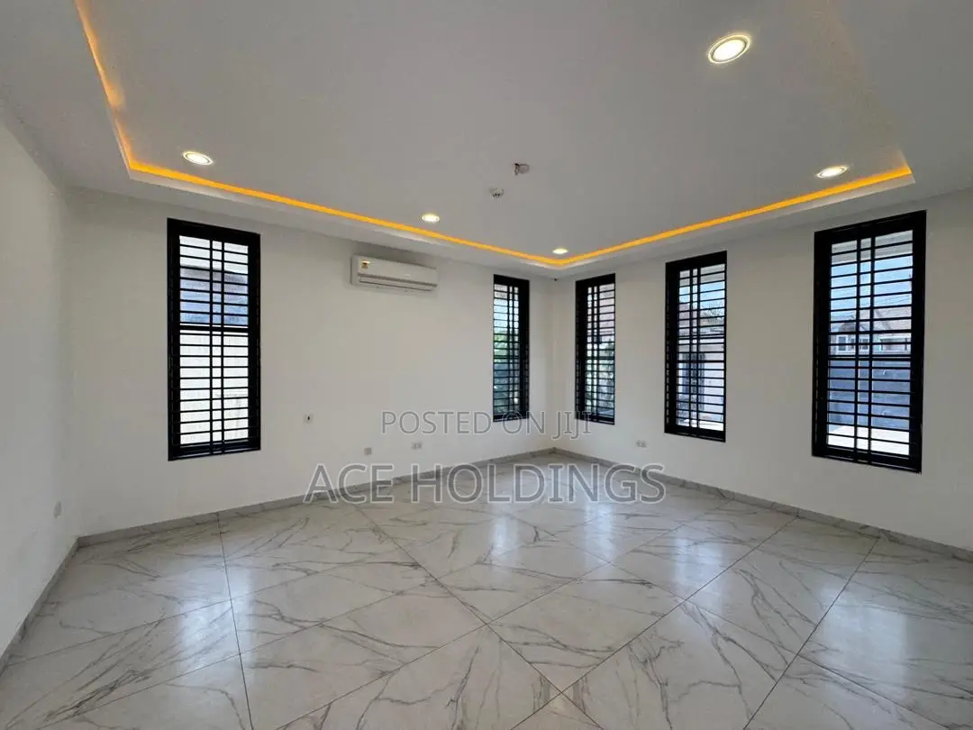 4bdrm House in West Trasacco, School Junction for sale
