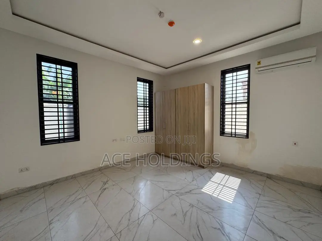 4bdrm House in West Trasacco, School Junction for sale