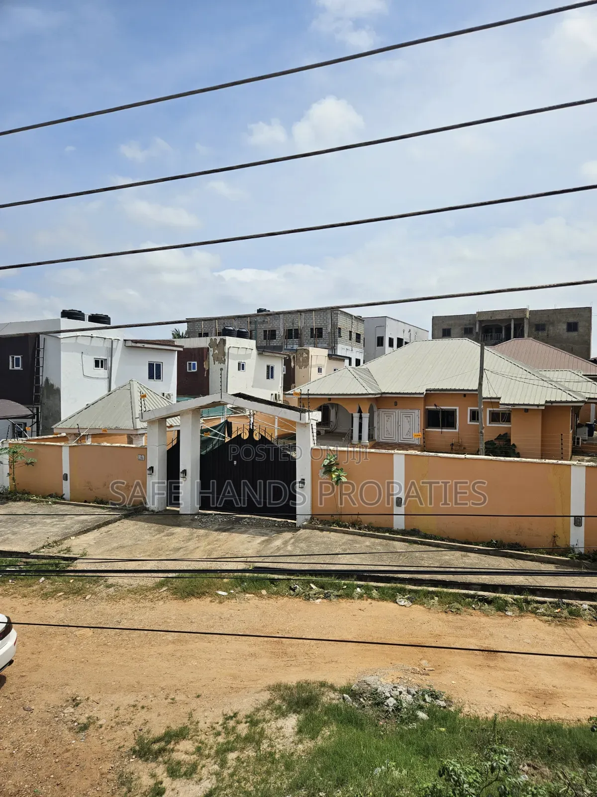 5bdrm House in Lakeside, Accra Metropolitan for sale