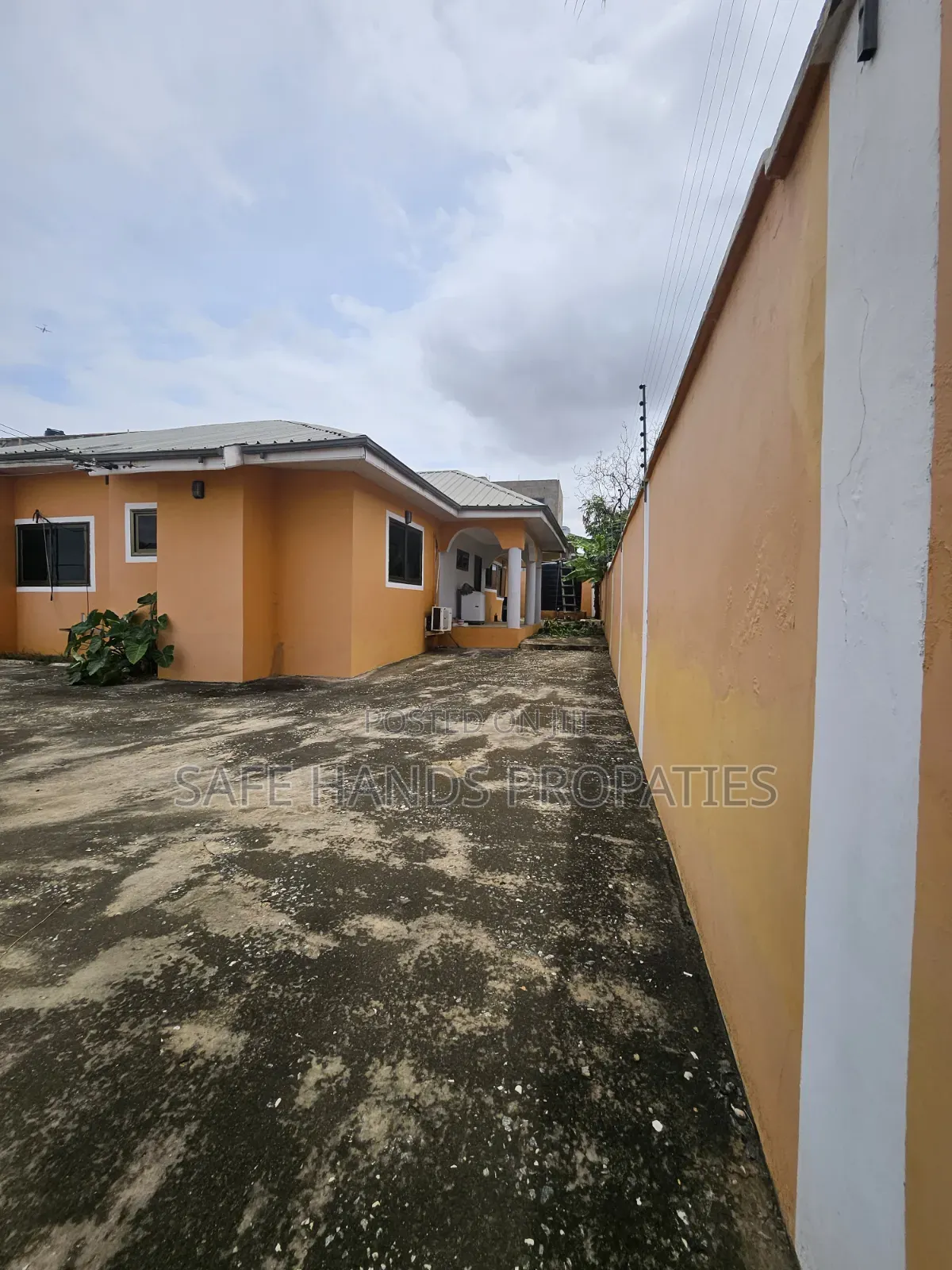 5bdrm House in Lakeside, Accra Metropolitan for sale
