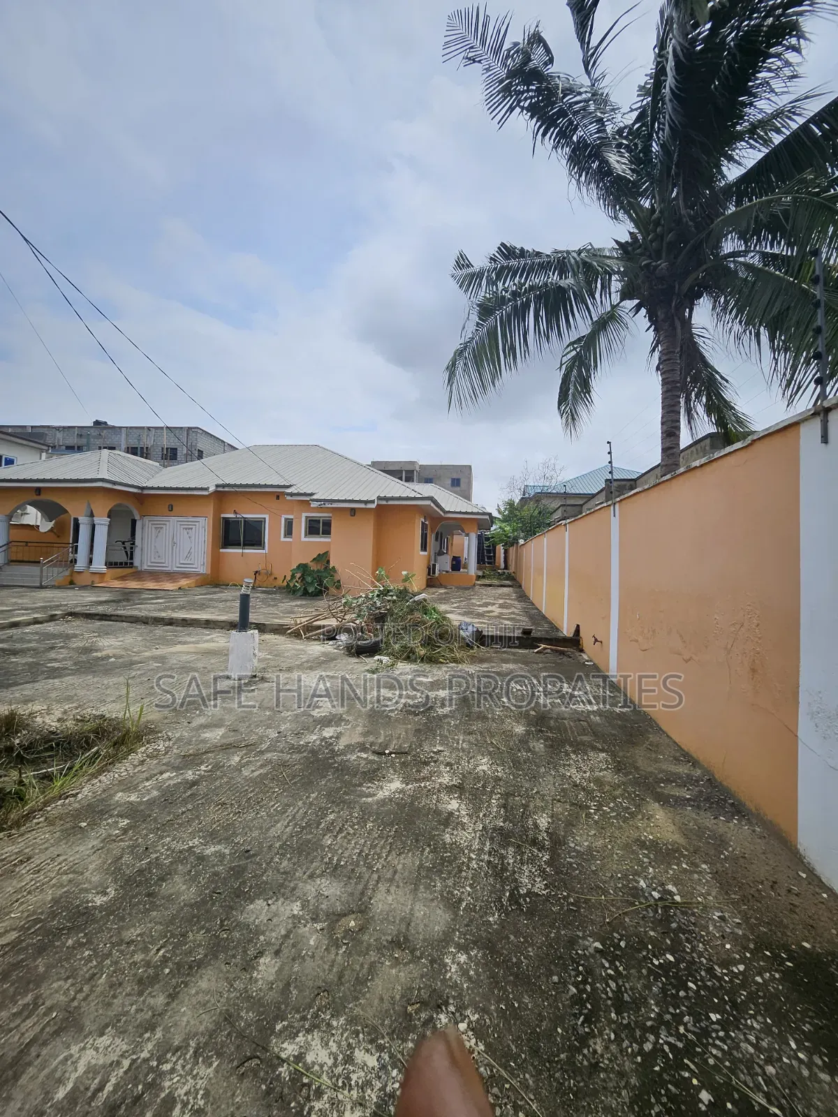 5bdrm House in Lakeside, Accra Metropolitan for sale