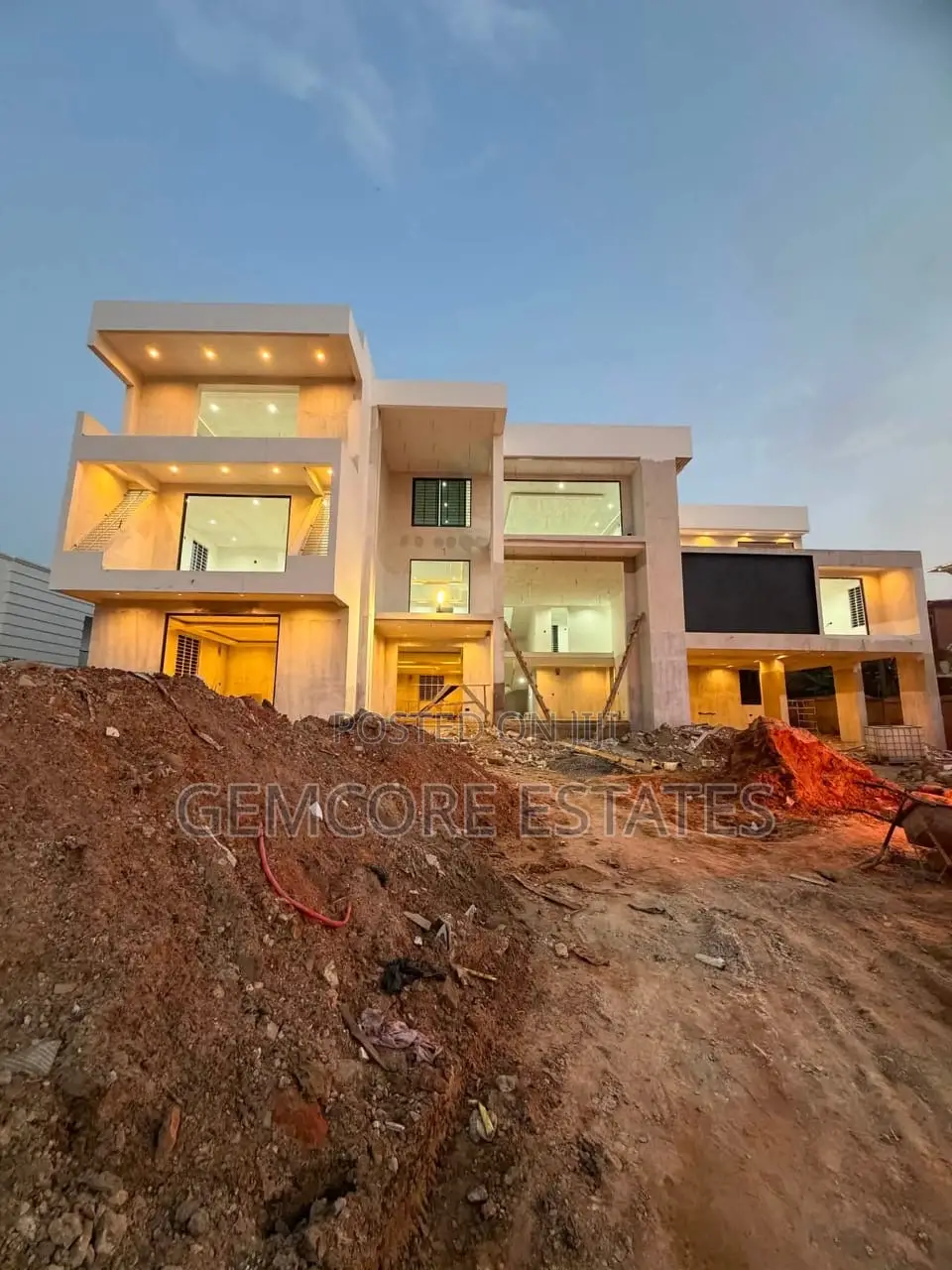 7bdrm Mansion in Adjiringanor, Adjiriganor for sale