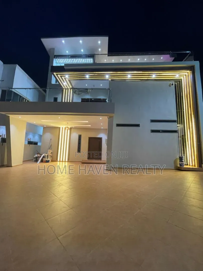 5bdrm House in Ashongman Estate, Police Station for sale