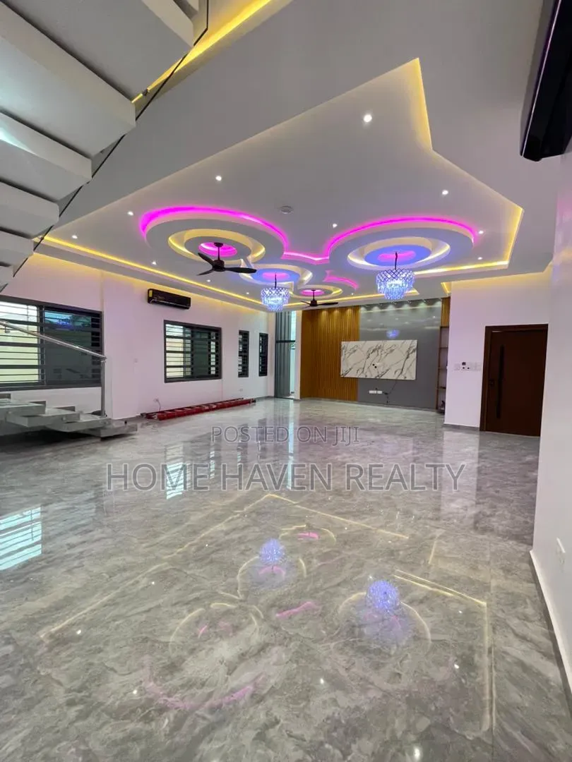 5bdrm House in Ashongman Estate, Police Station for sale
