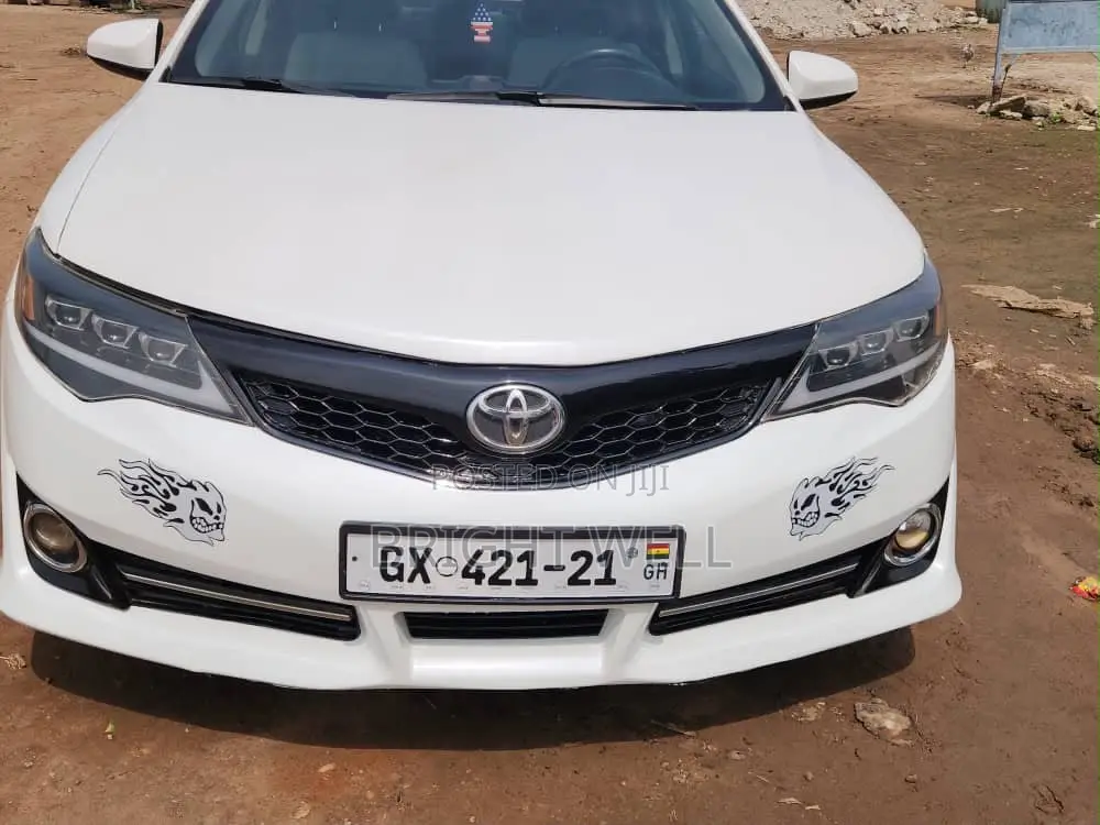 Toyota Camry SE 4dr Sedan (2.5L 4cyl 6A) 2014 White