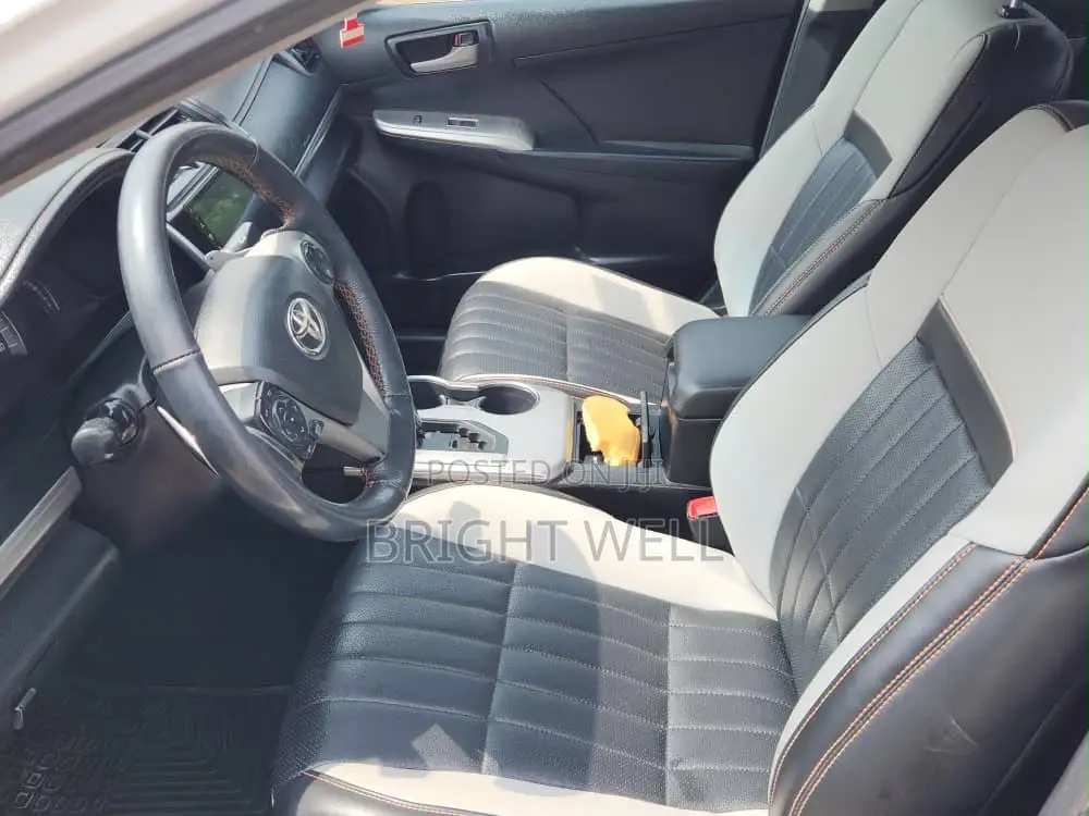 Toyota Camry SE 4dr Sedan (2.5L 4cyl 6A) 2014 White