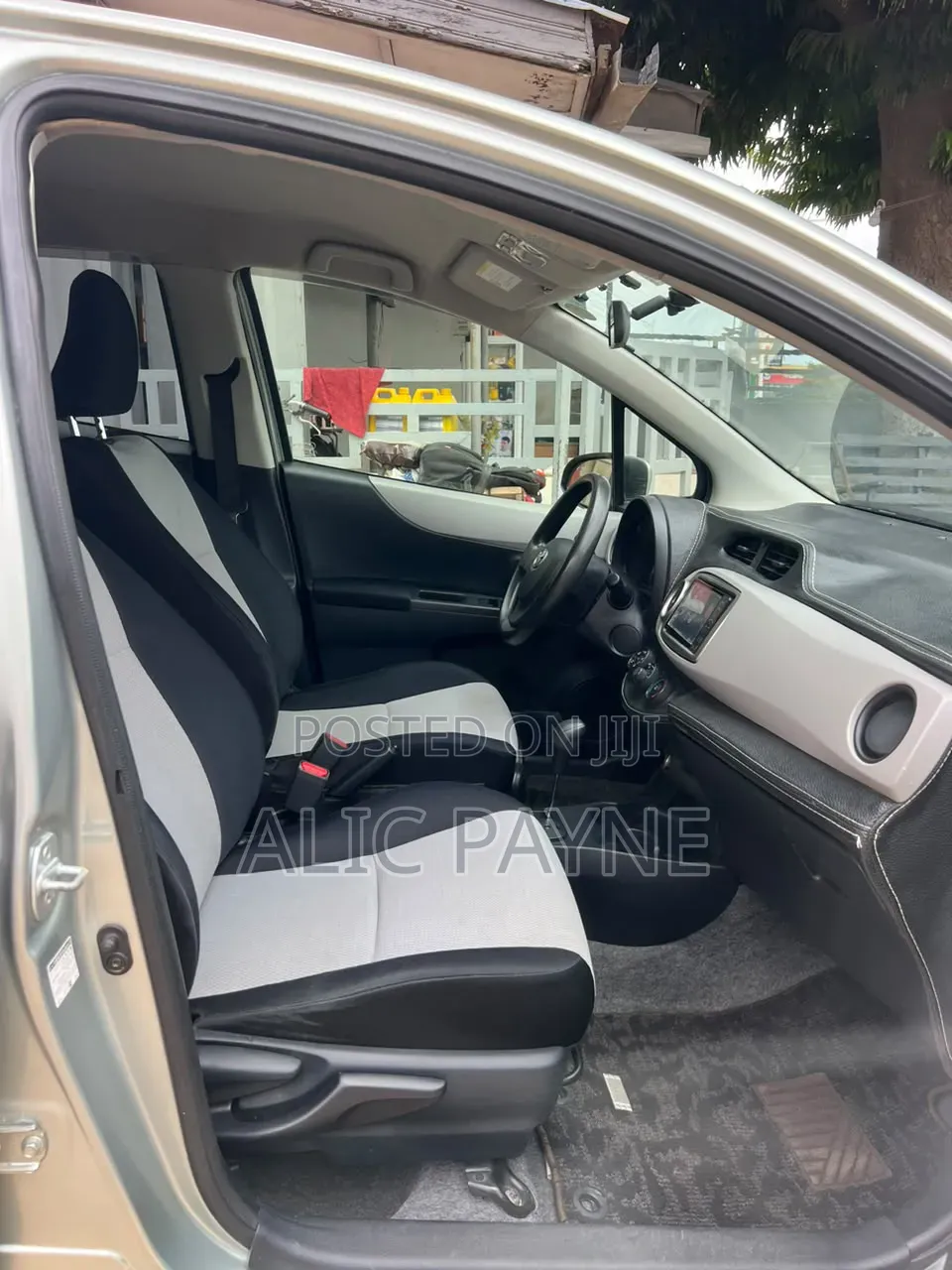 Toyota Vitz 2015 Silver
