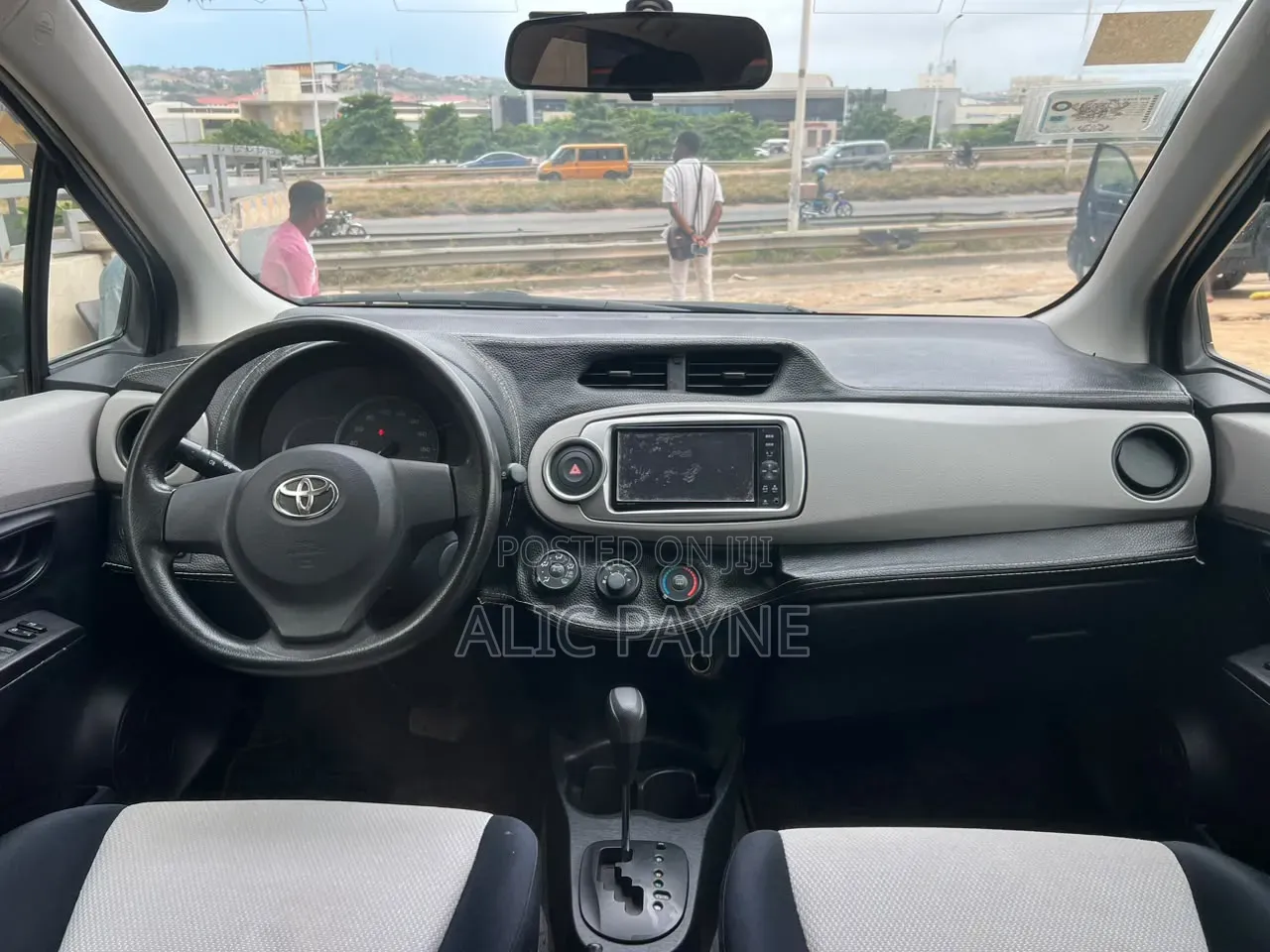 Toyota Vitz 2015 Silver