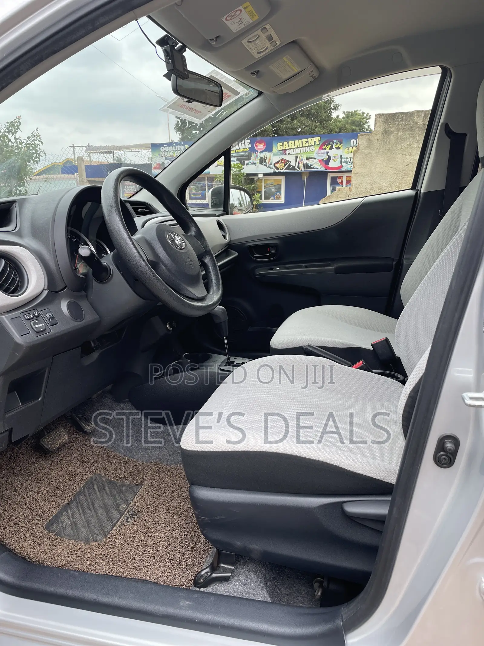 Toyota Vitz 1.3 FWD 5dr 2014 Silver