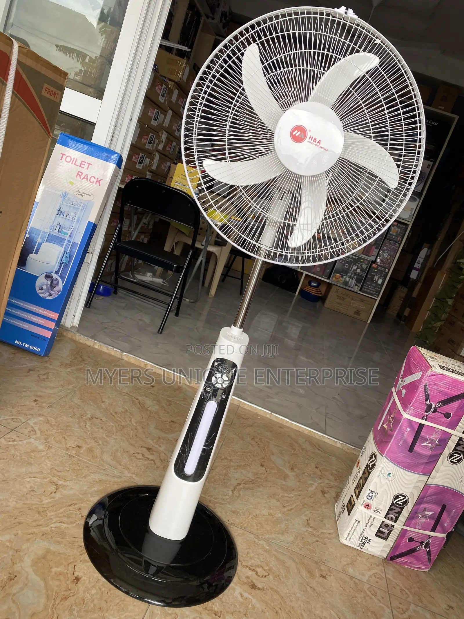 18" Rechargeable Standing Fan With Long Battery Backup