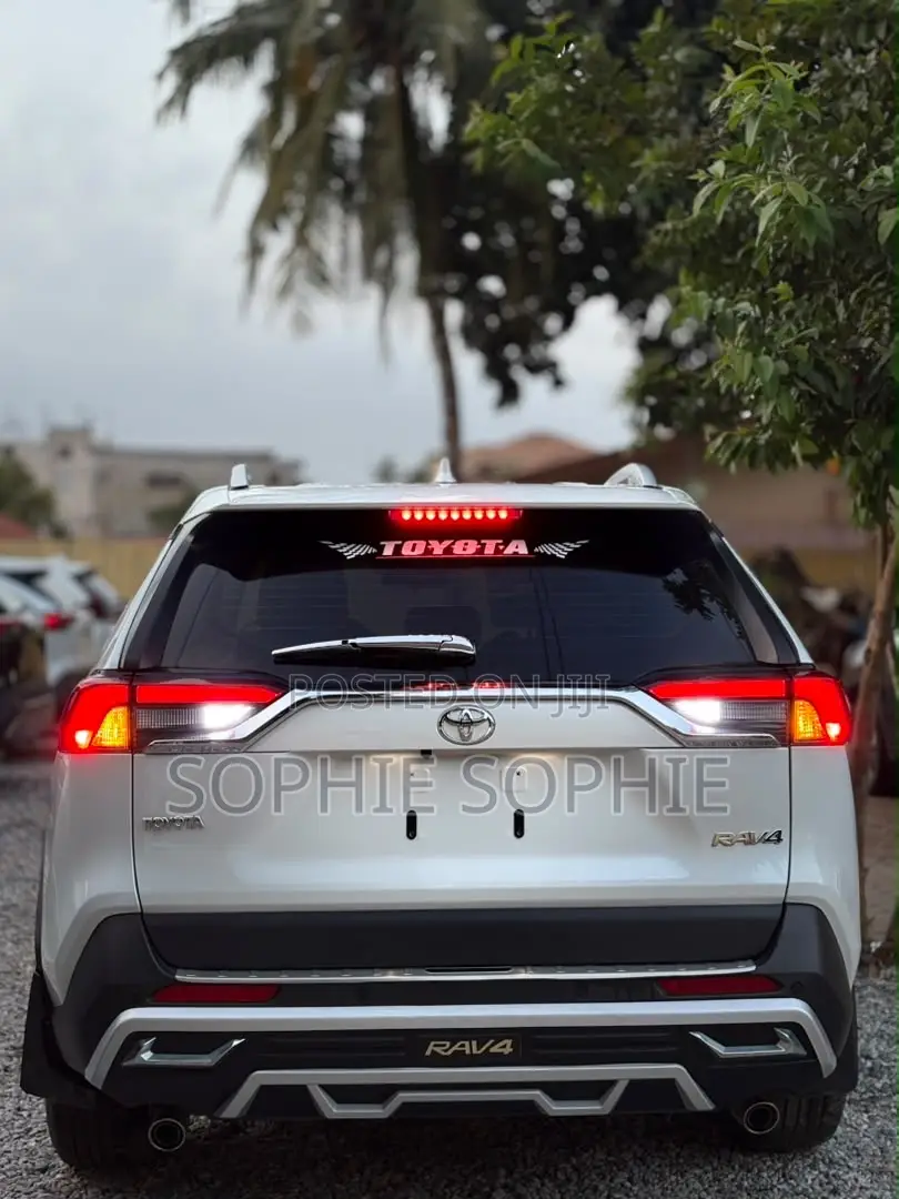 Toyota RAV4 XLE AWD 2023 White