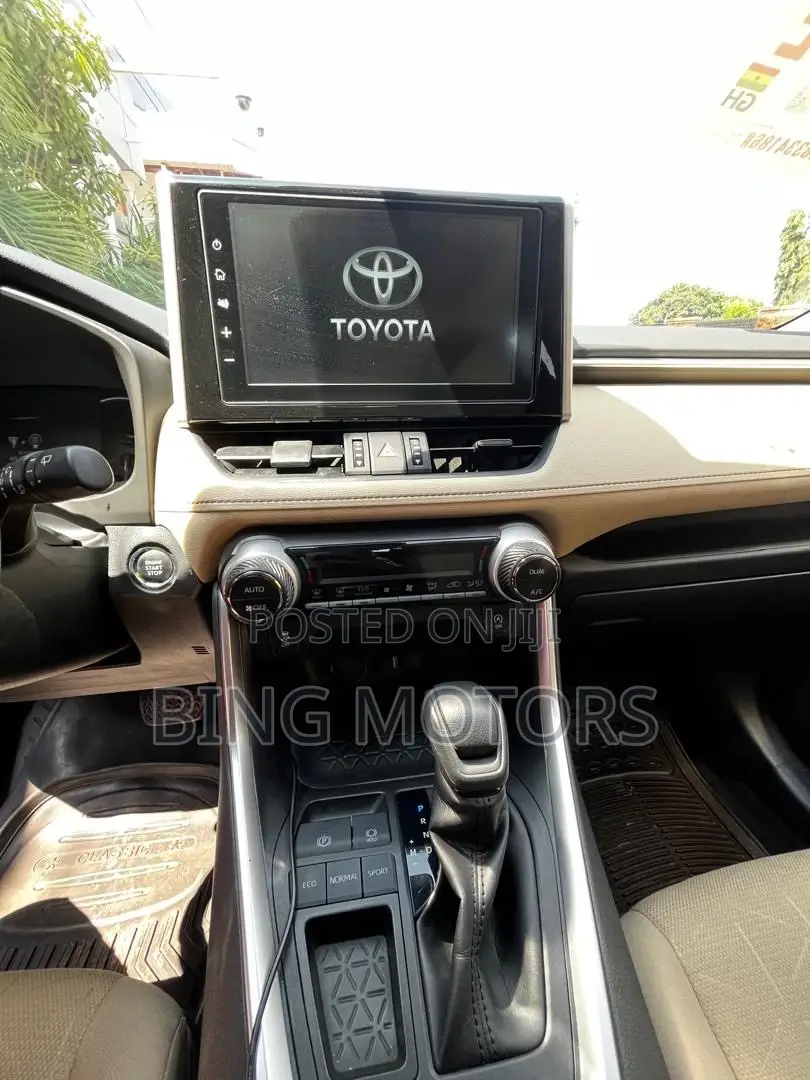 Toyota RAV4 2021 White