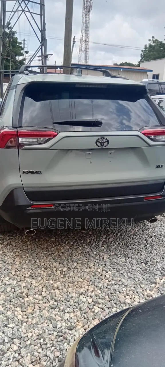 Toyota RAV4 XLE FWD 2020 Blue