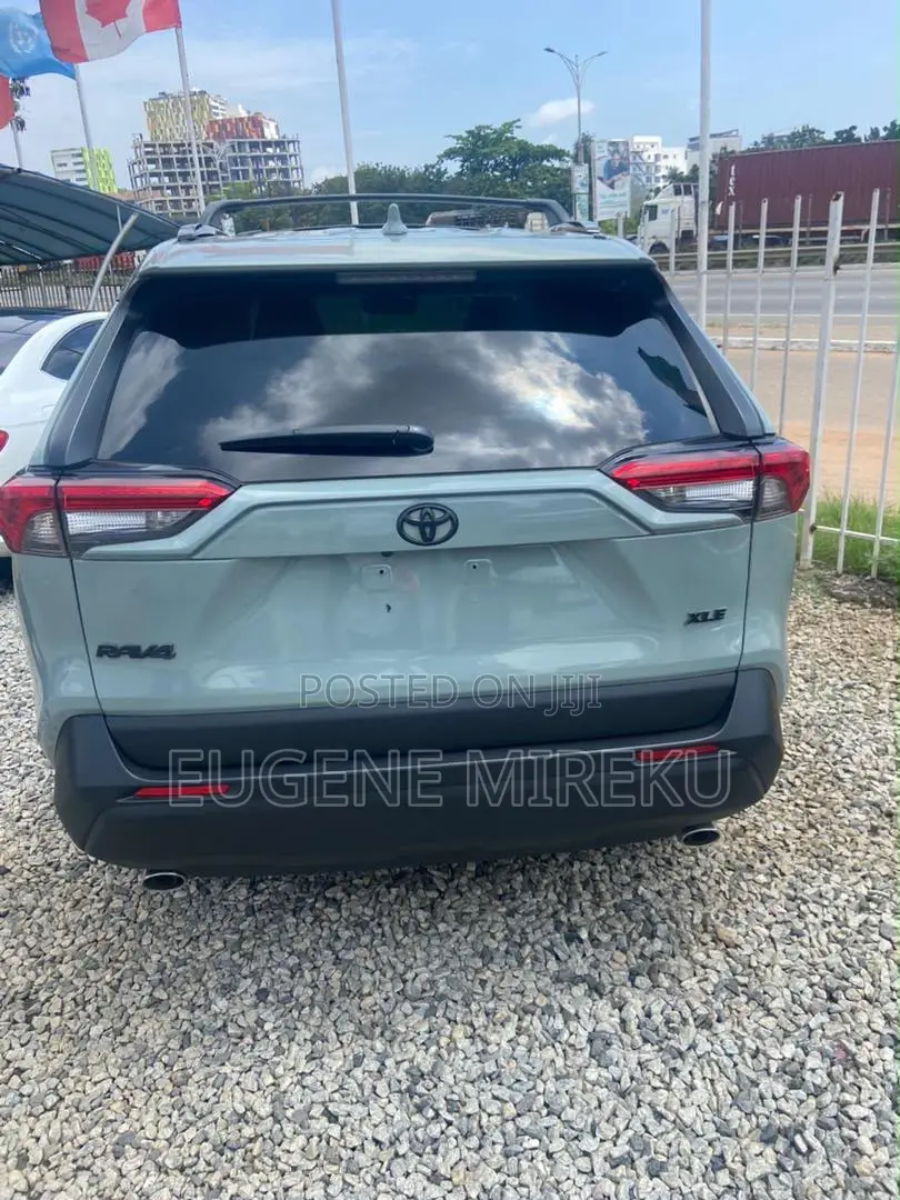Toyota RAV4 XLE FWD 2020 Blue