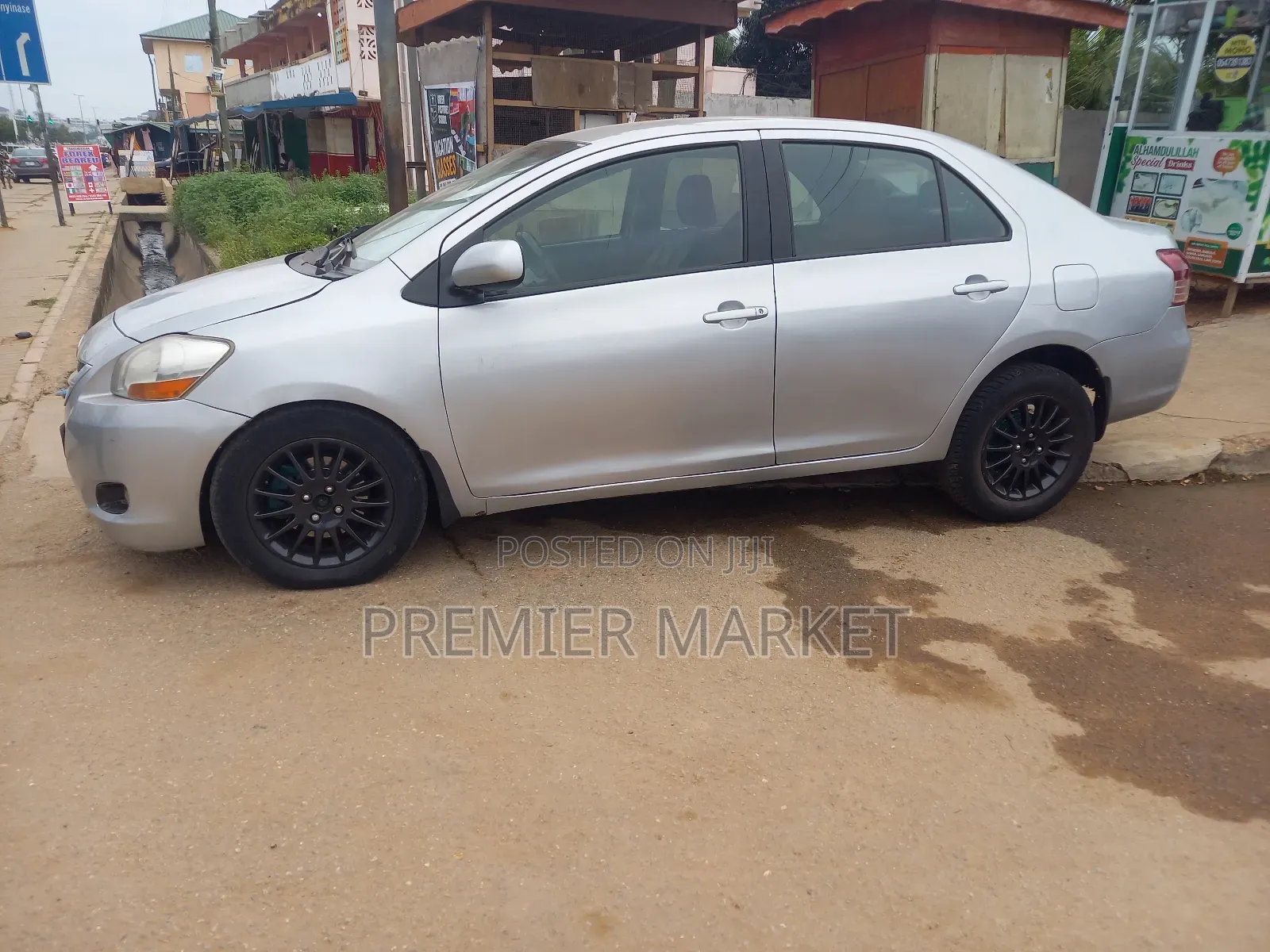 Toyota Yaris Base Sedan 4dr 2010 Silver