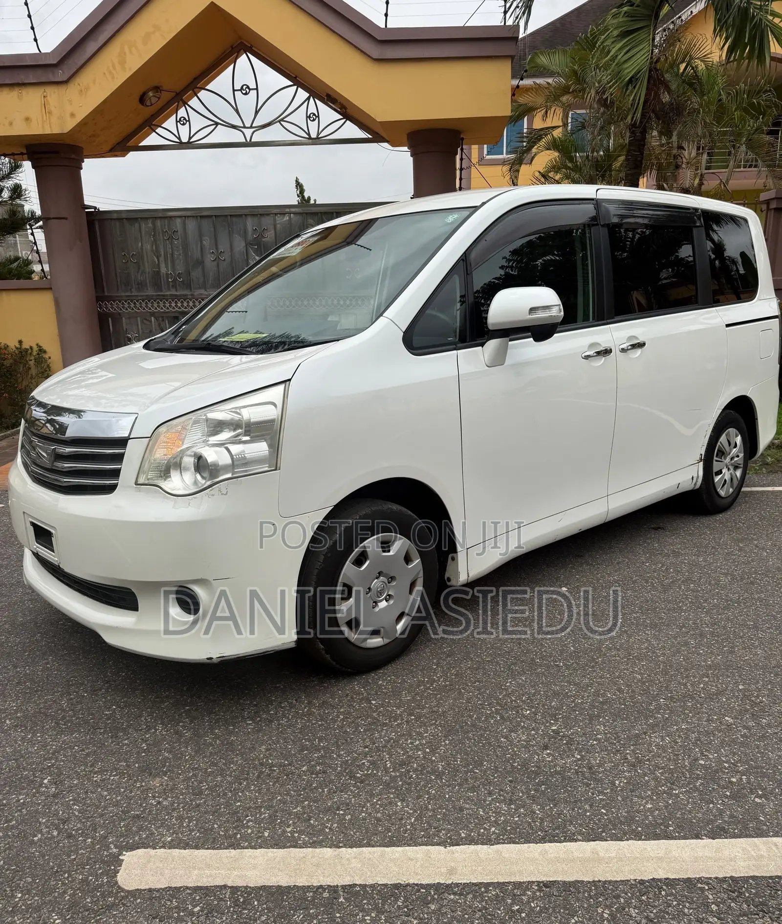 Toyota Noah 2.0 143hp AWD (8 Seater) 2013 White