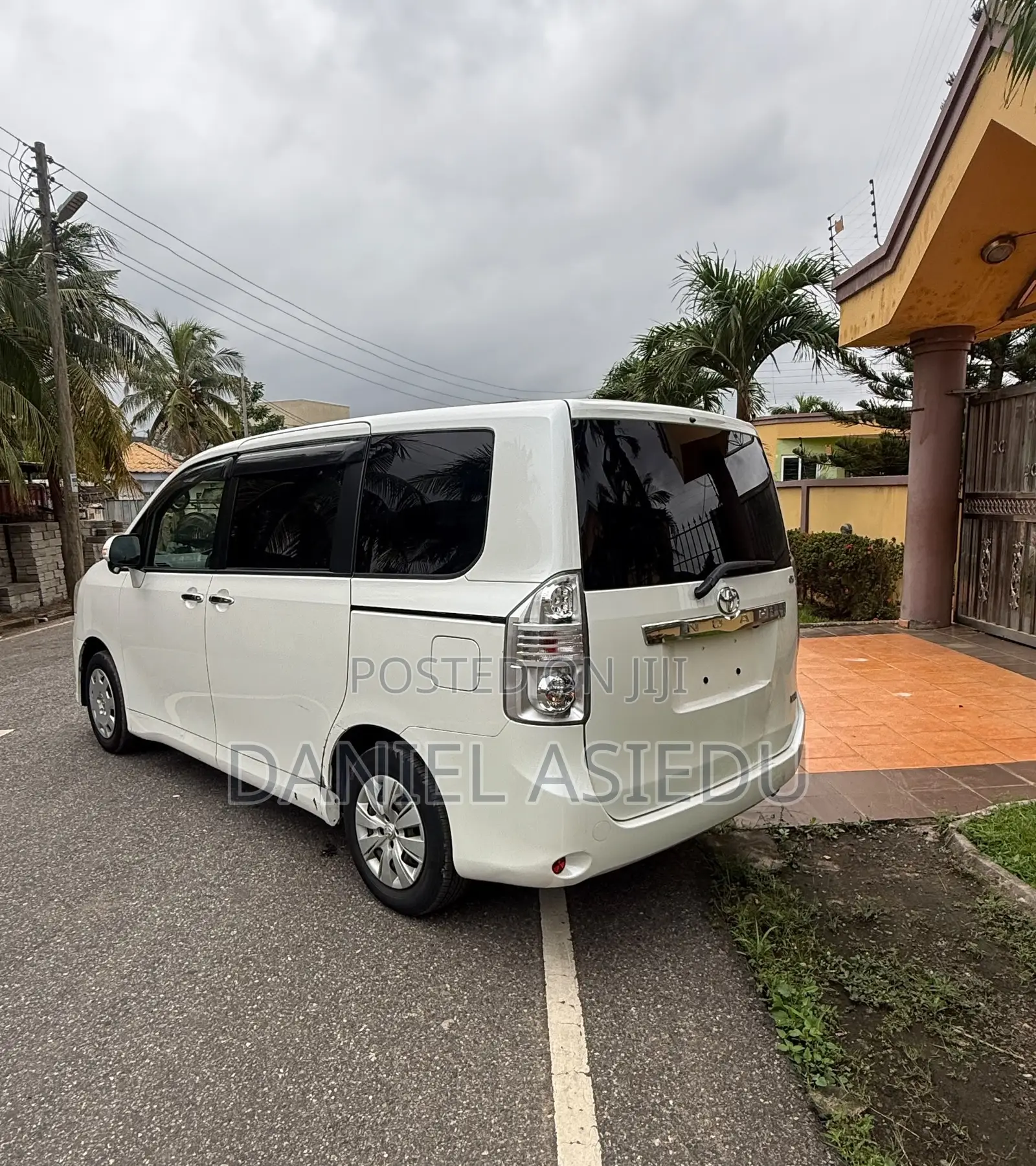 Toyota Noah 2.0 143hp AWD (8 Seater) 2013 White