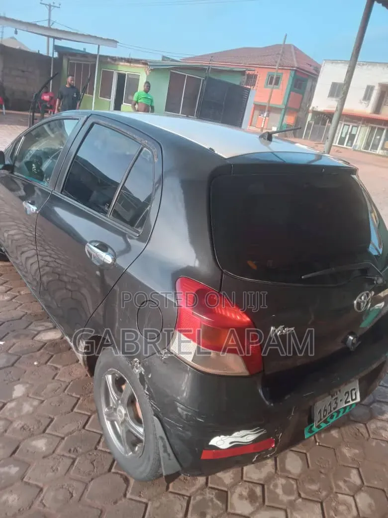 Toyota Vitz 2010 Black