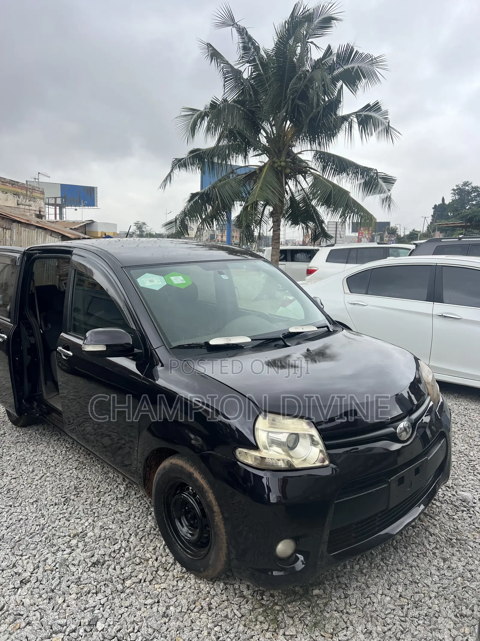 Toyota Sienta 2014 Brown