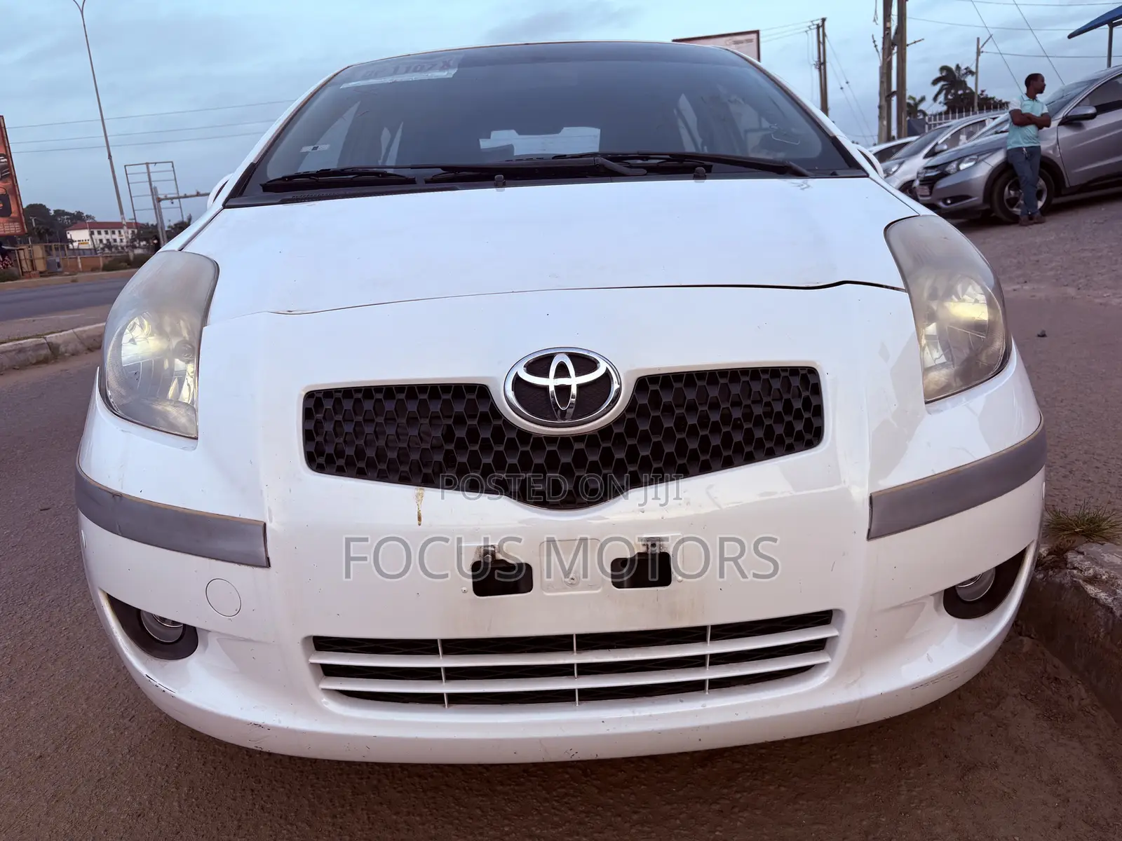 Toyota Yaris Base Hatchback 5dr 2010 White