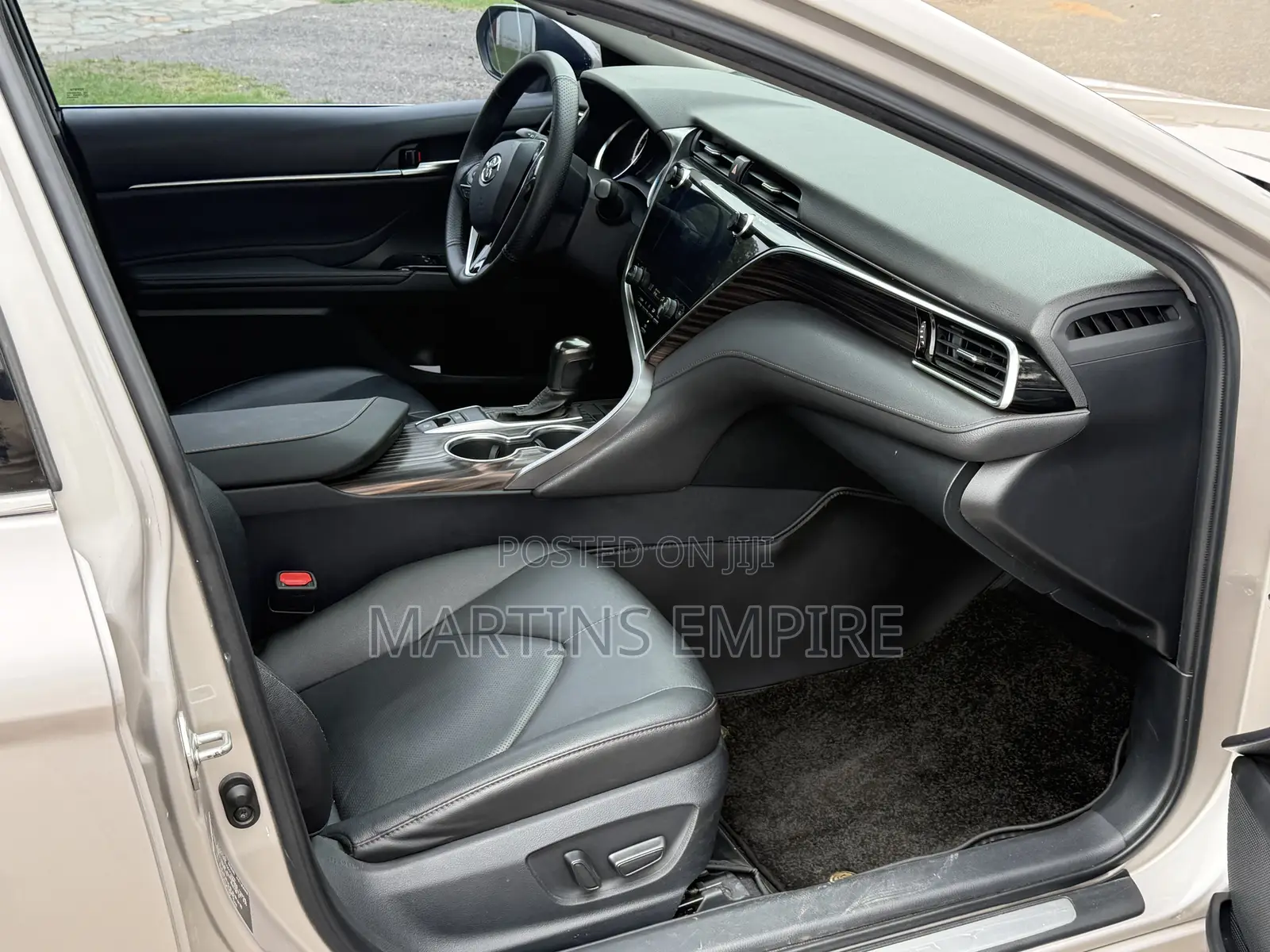 Toyota Camry XLE FWD 2020 Silver