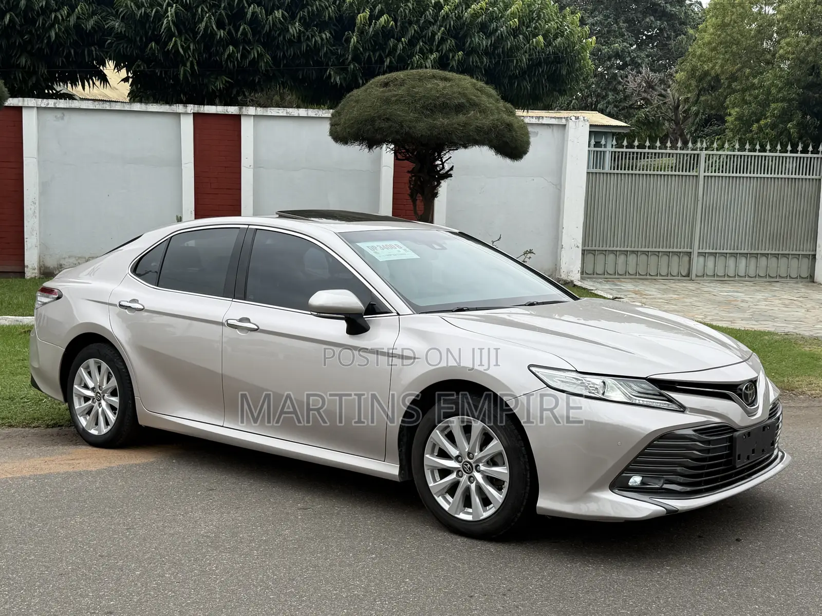 Toyota Camry XLE FWD 2020 Silver