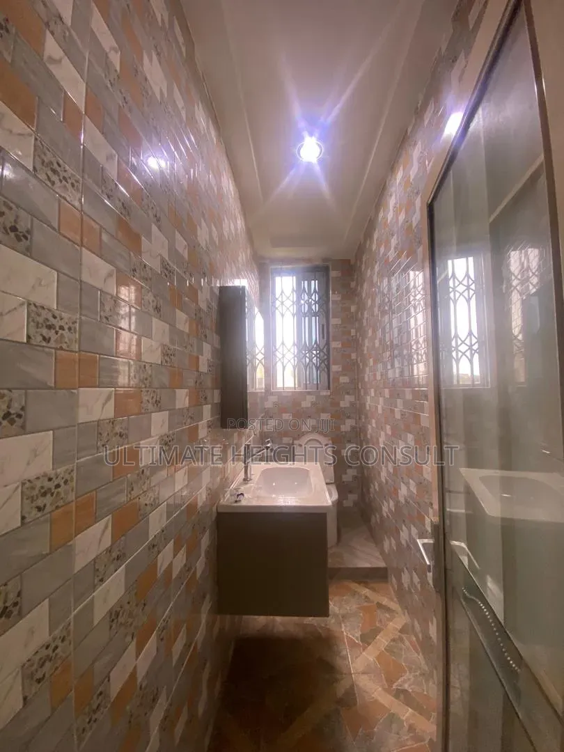 3bdrm Apartment in Lapaz Race Course, Nyanmekye for rent