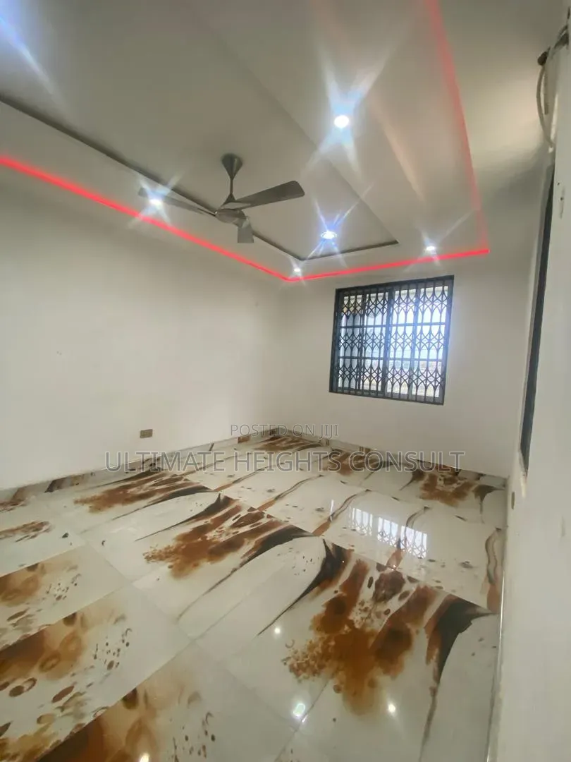 3bdrm Apartment in Lapaz Race Course, Nyanmekye for rent