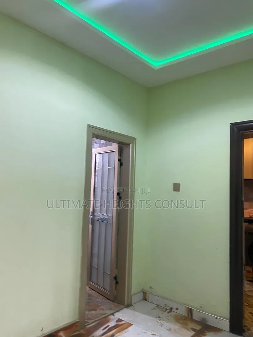 3bdrm Apartment in Lapaz Race Course, Nyanmekye for rent