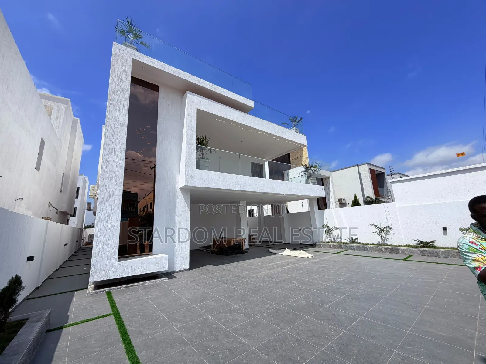 5bdrm Duplex in Ashaley Botwe, School Junction for sale