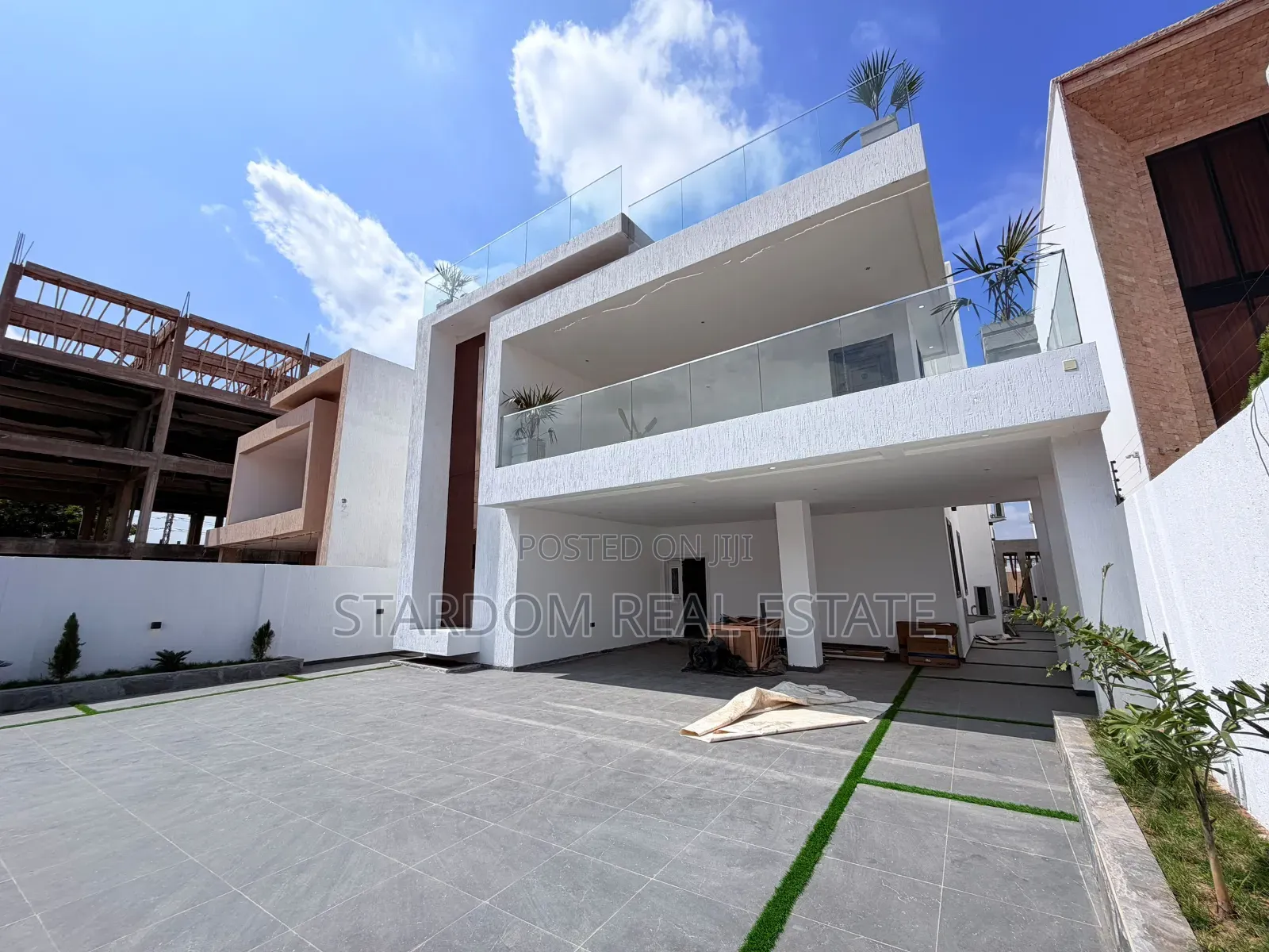 5bdrm Duplex in Ashaley Botwe, School Junction for sale