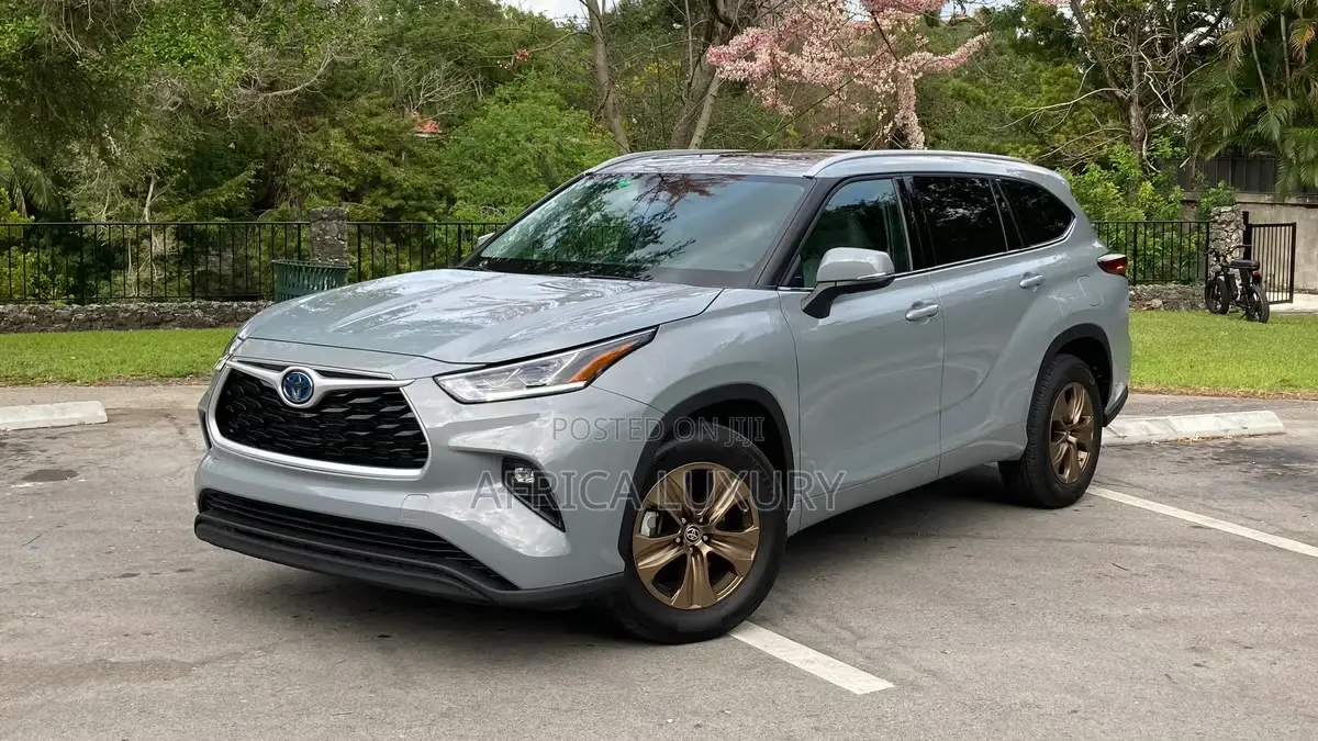 Toyota Highlander – Premium Space Family Comfort for Rent