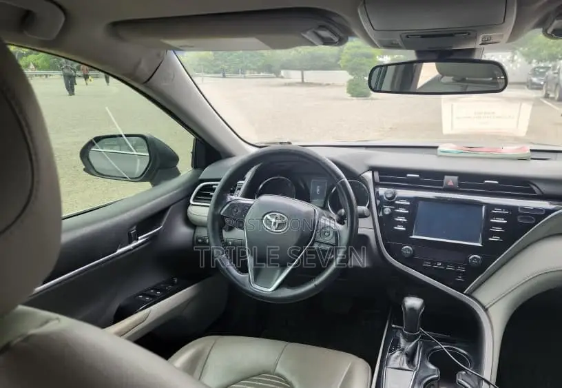 Toyota Camry SE FWD (2.5L 4cyl 8AM) 2018 Gray