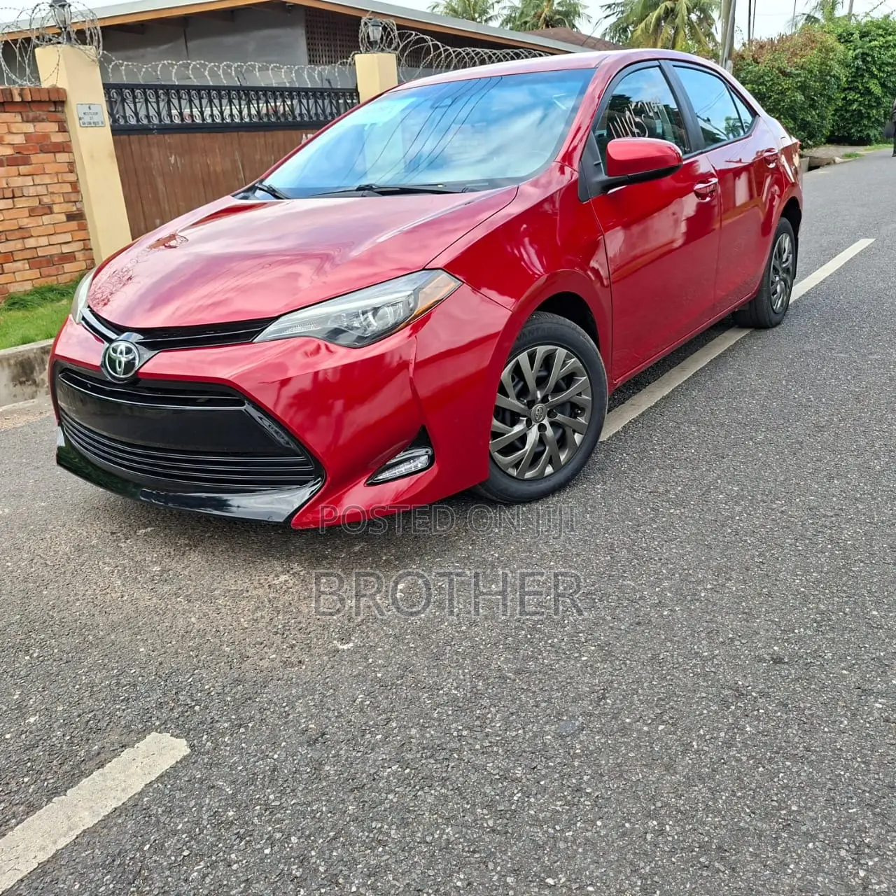 Toyota Corolla LE Eco (1.8L 4cyl 2A) 2018 Red