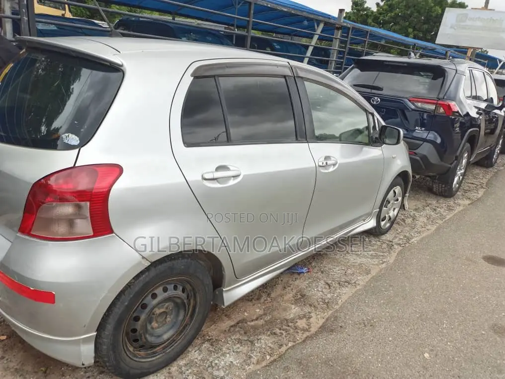 Toyota Vitz 2008 Silver