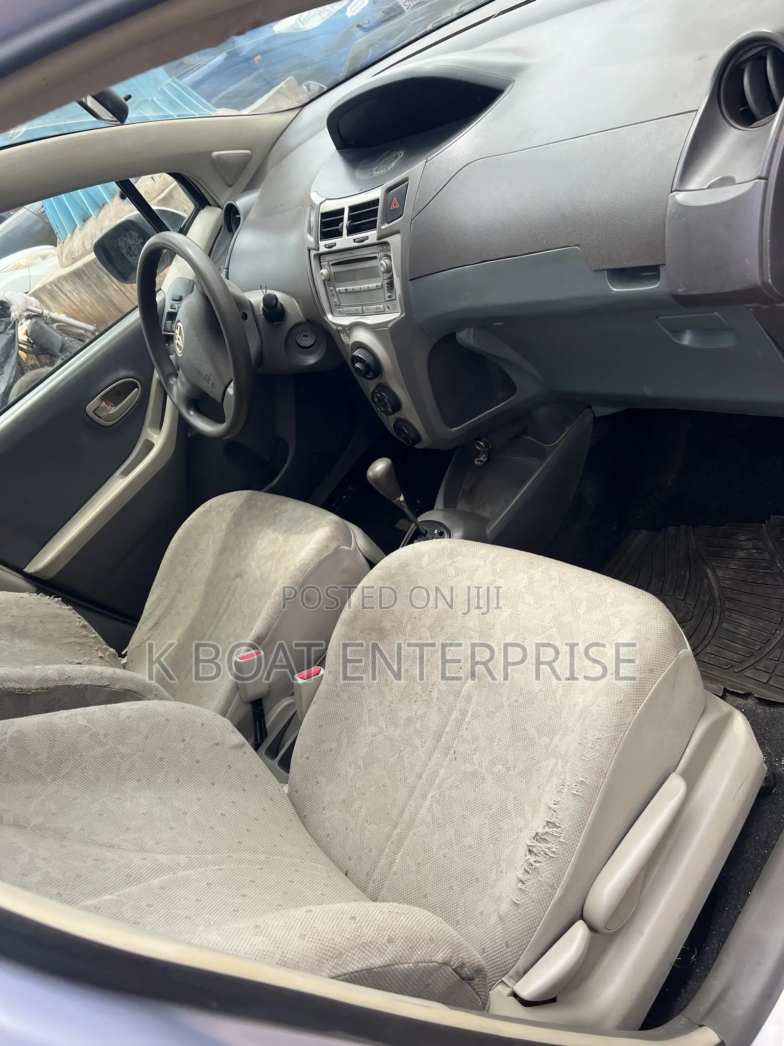 Toyota Vitz 2010 Silver