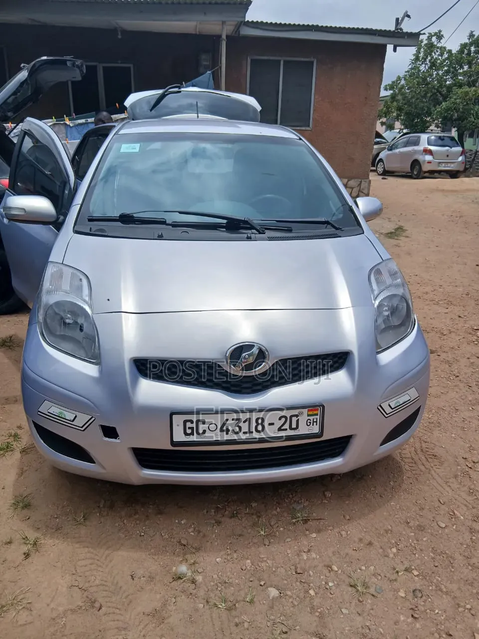 Toyota Vitz 2009 Silver